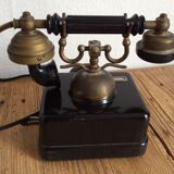 Old phone in Bakelite