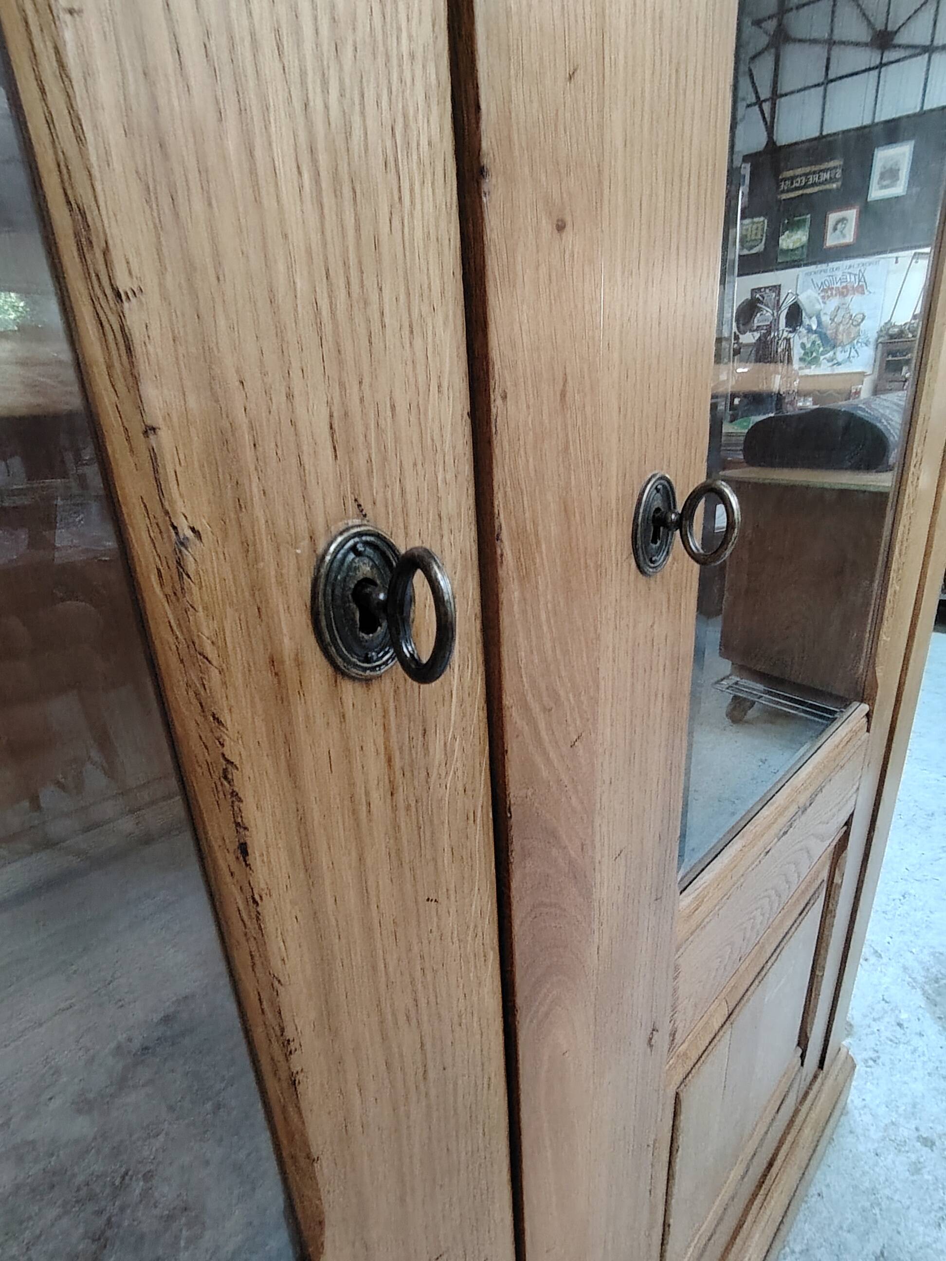 Grande vitrine ancienne en bois massif blond façon meuble d'apothicaire