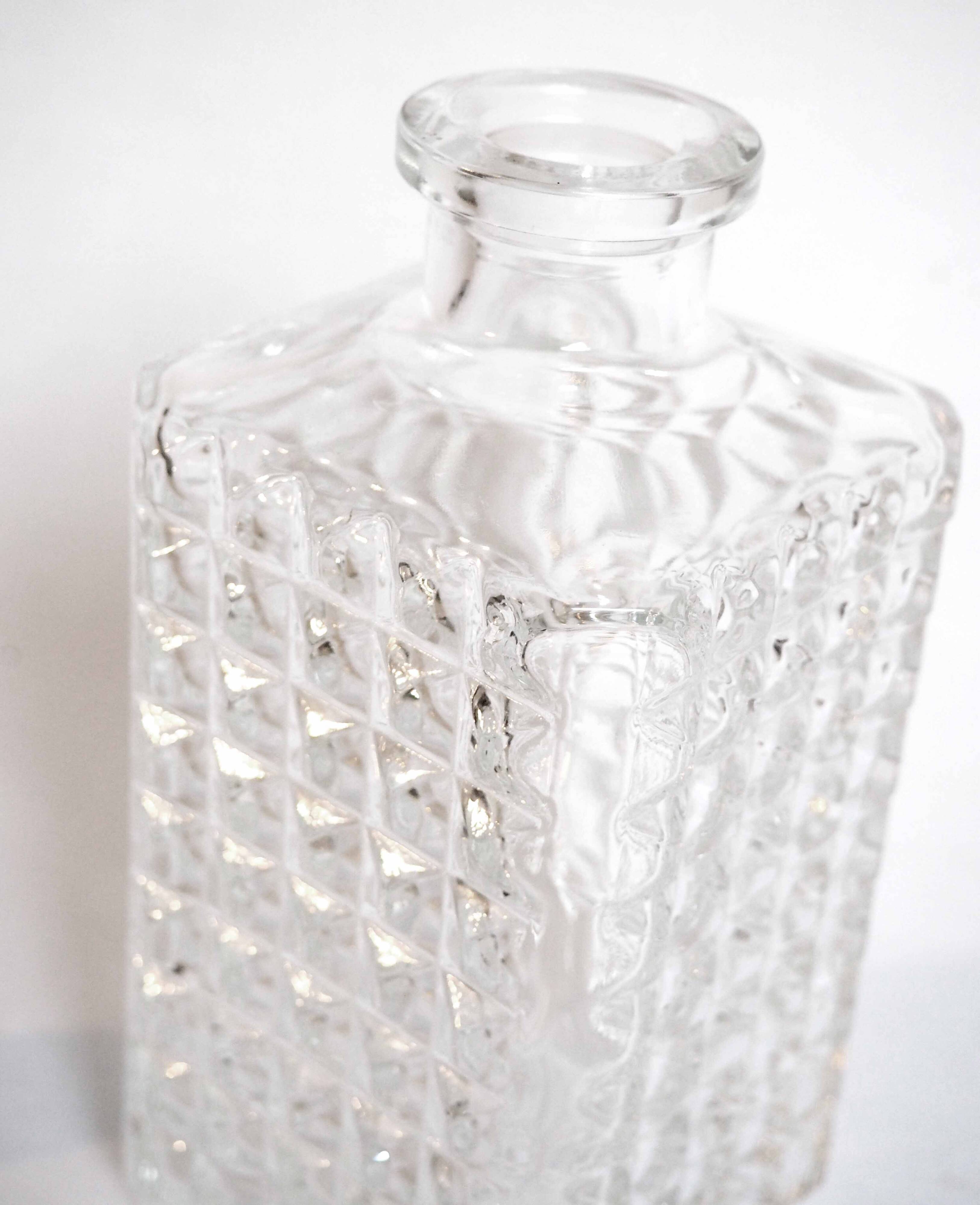 Whiskey decanter with spike pattern