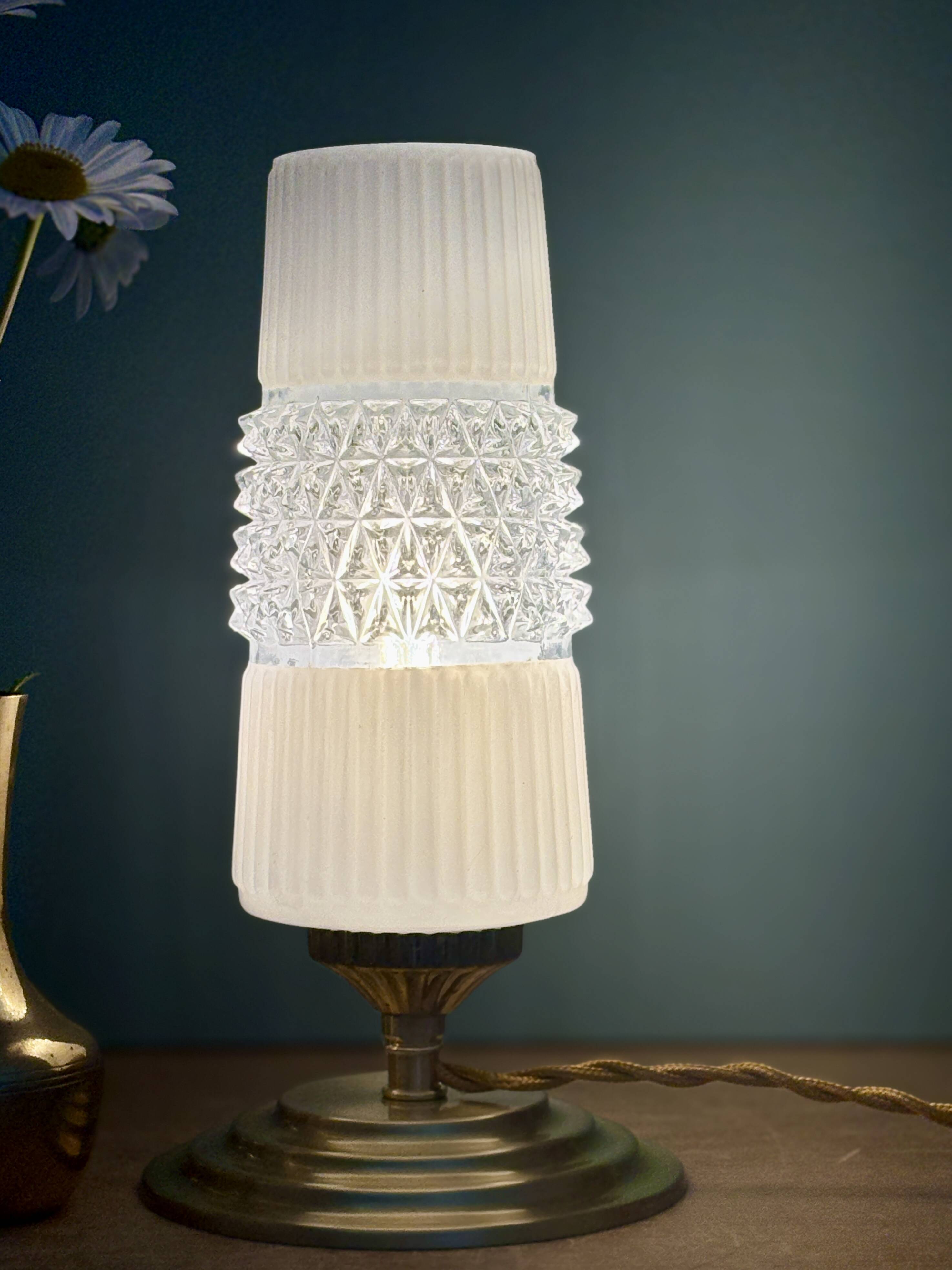 Vintage globe table lamp in glass and white opal.