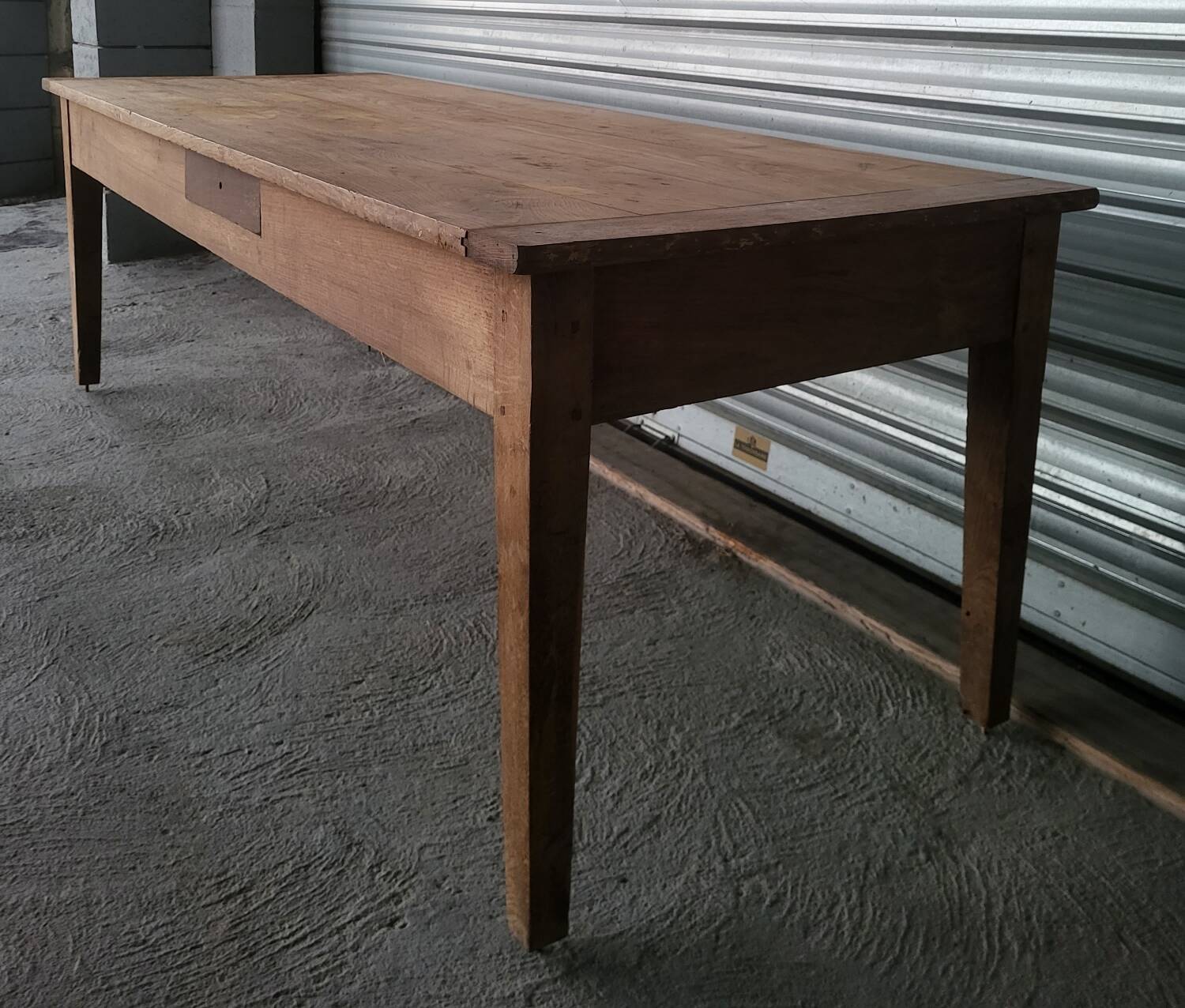 Old farmhouse table in solid oak with dowels.