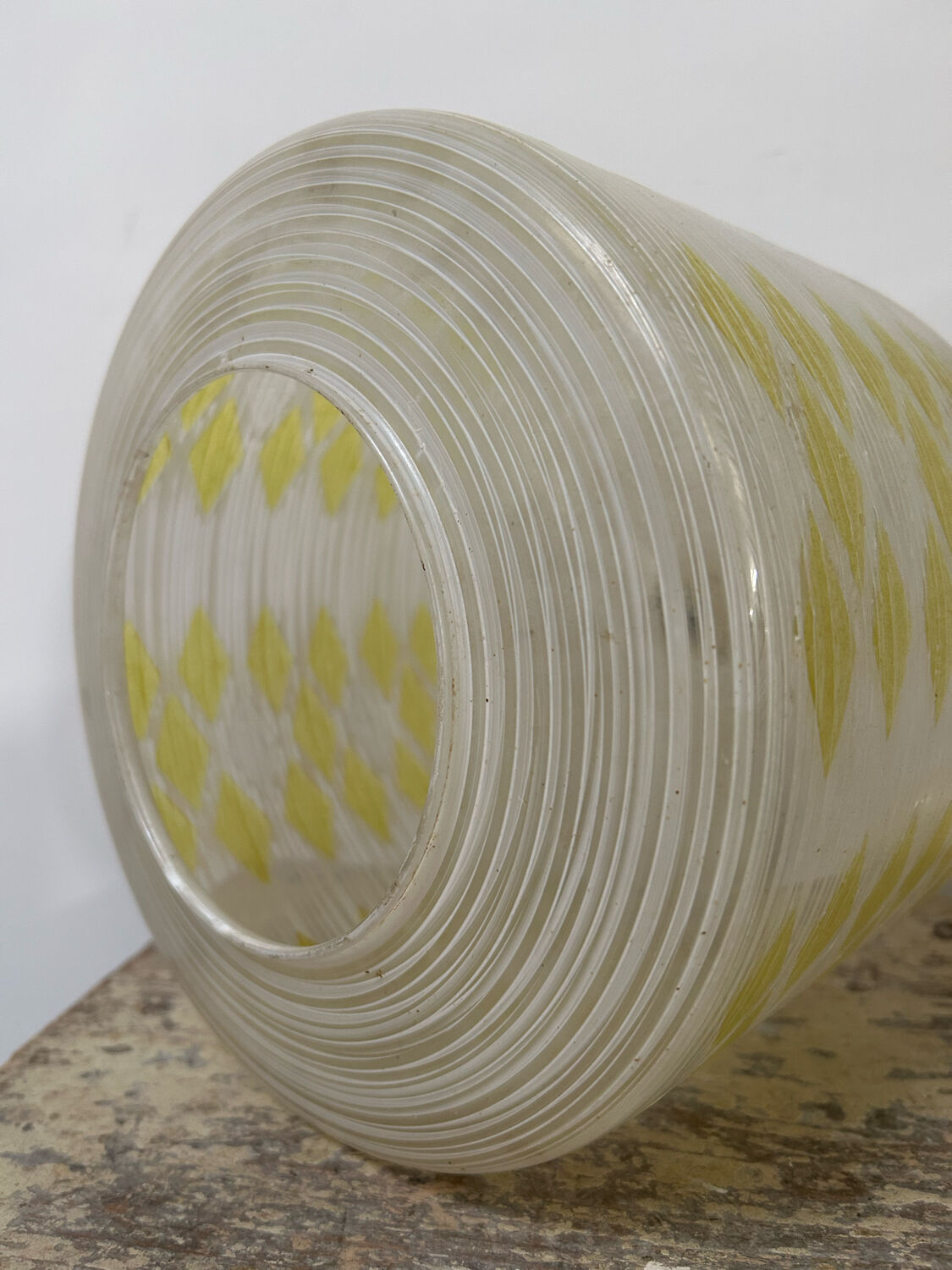 Vintage suspension 60s, 70's, white and yellow glass pop decoration