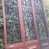 Porte d’entrée vitrée en chêne et grilles en fer, XIXème s.