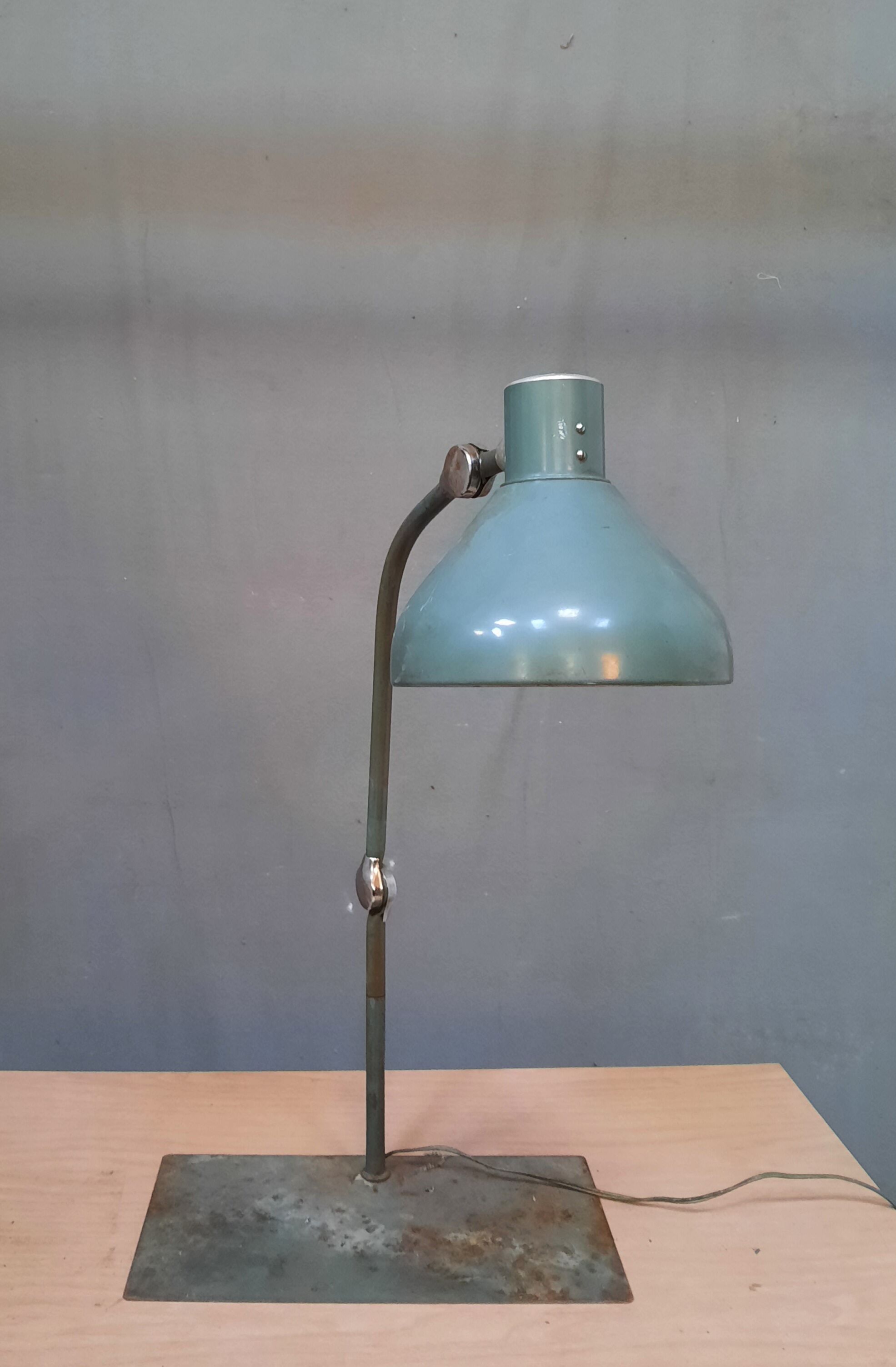 Lampe industrielle articulée  en métal vert