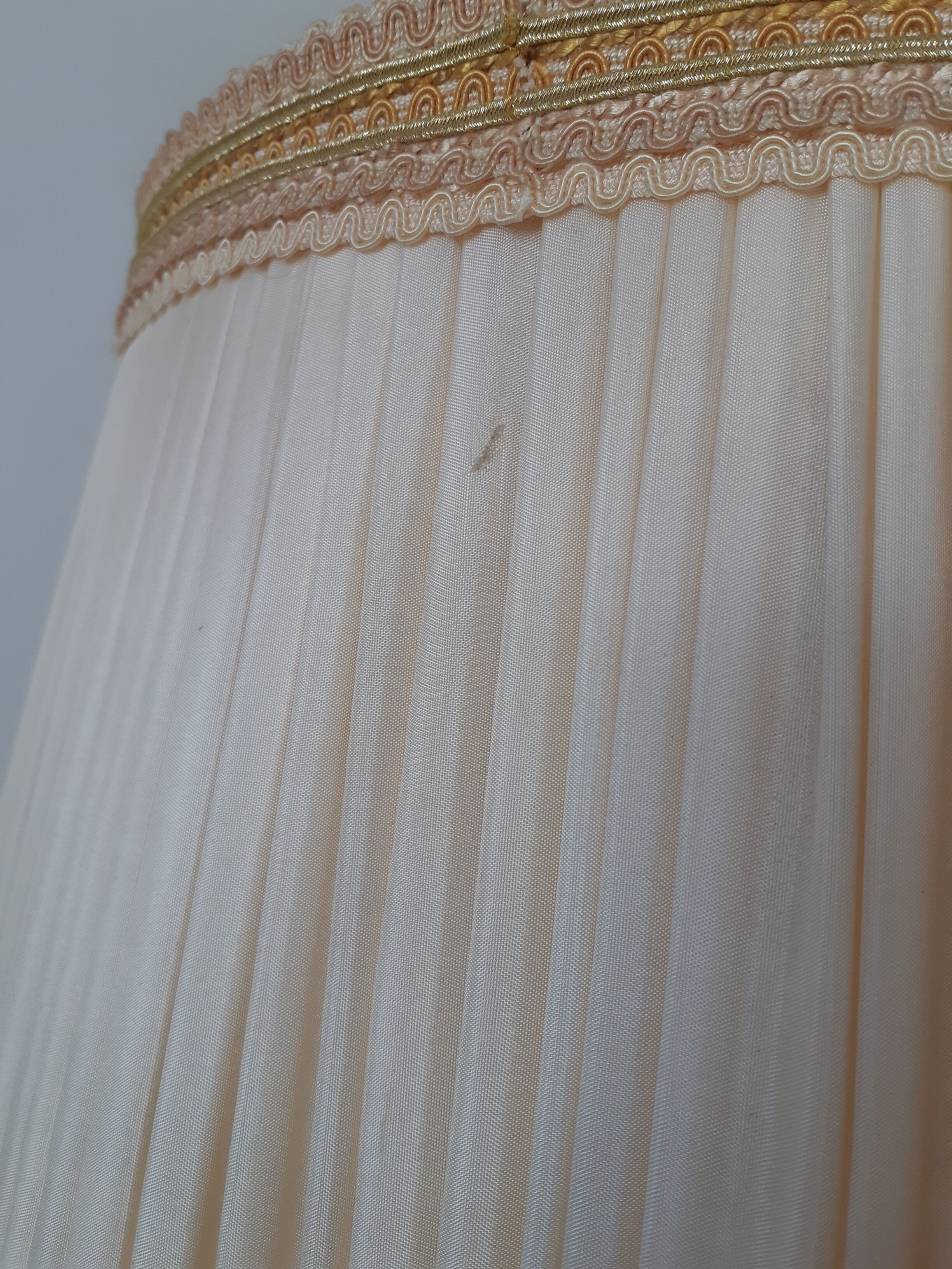 Tripod floor lamp in gilded brass, pleated lampshade, Louis XV style