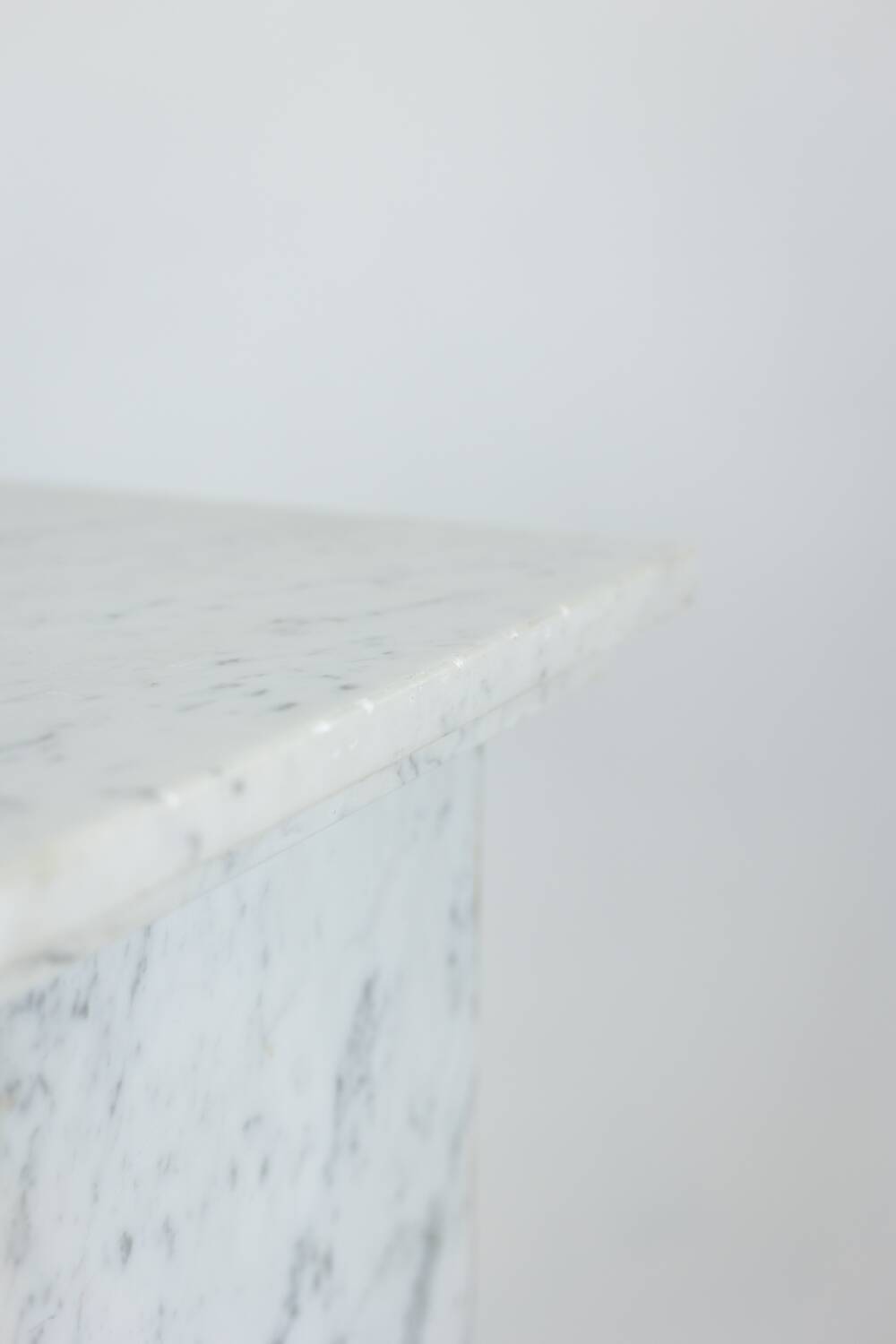 Pair of Art Deco style columns, in white marble, 20th century