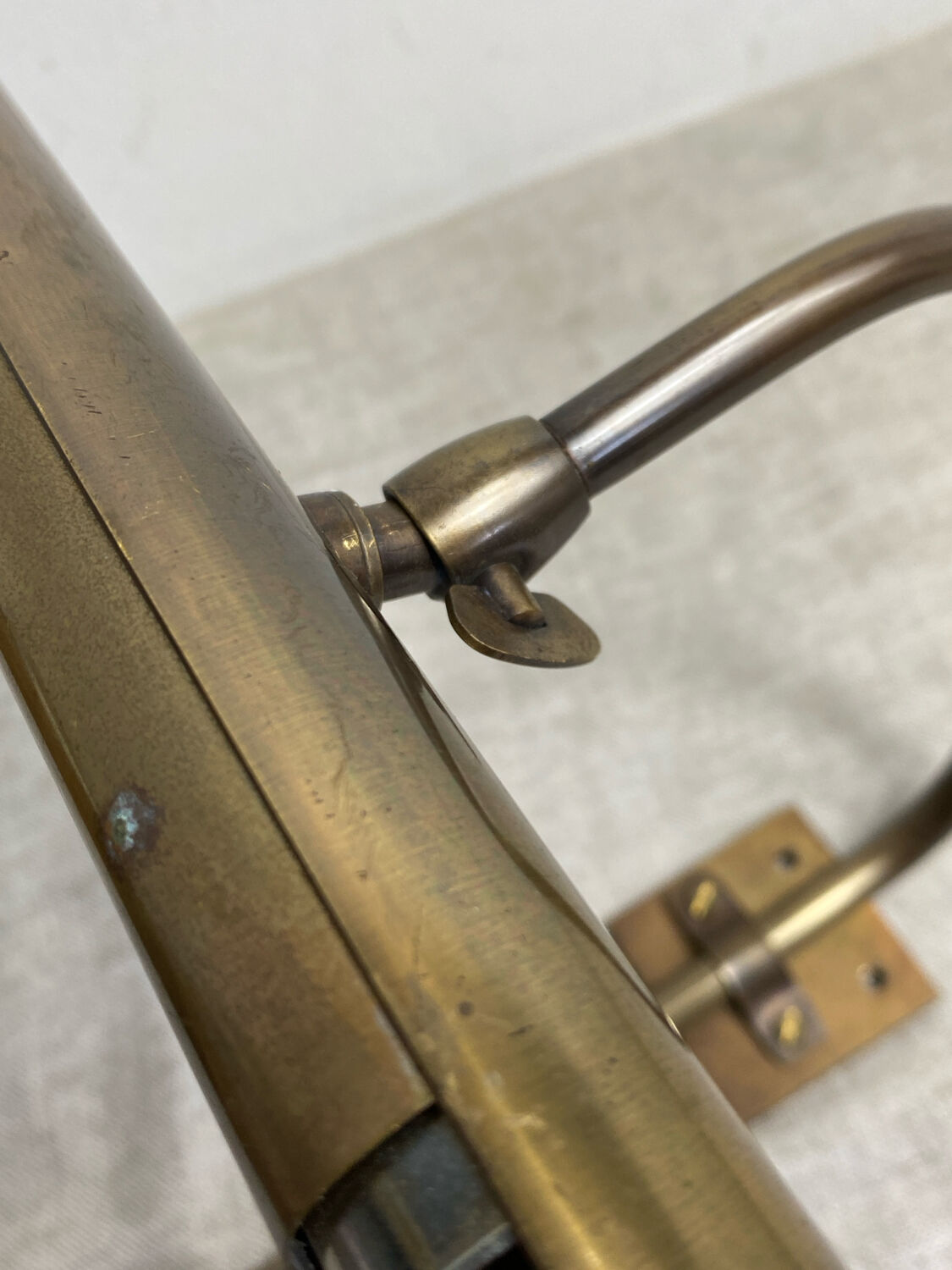 Wall light, picture light, in brass.