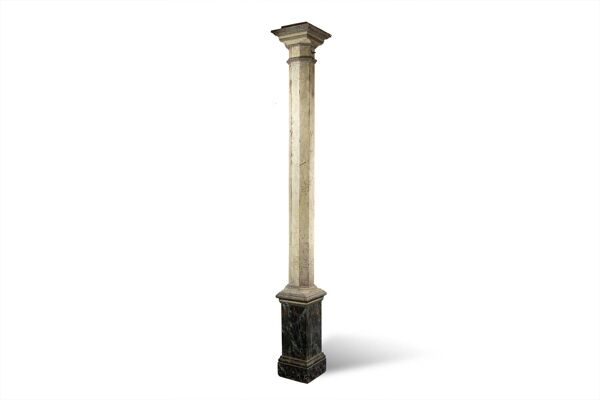 Paire de colonnes en bois peint à l’imitation du marbre. Années 1880.