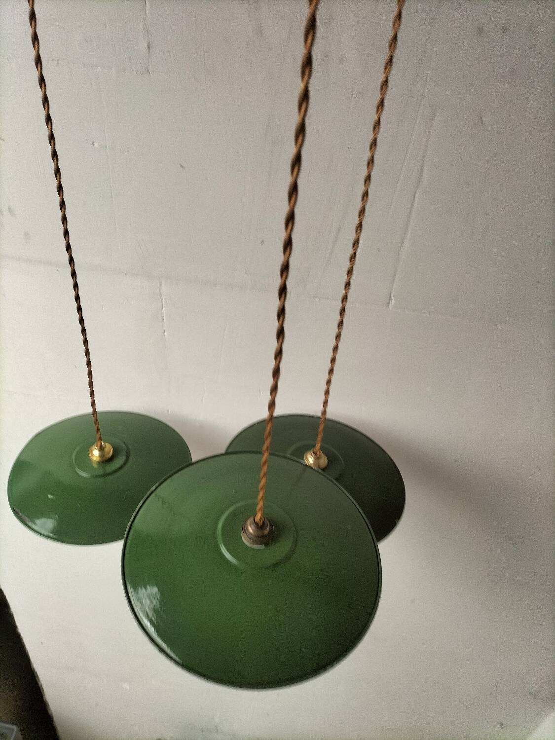 3 enamelled sheet metal suspensions