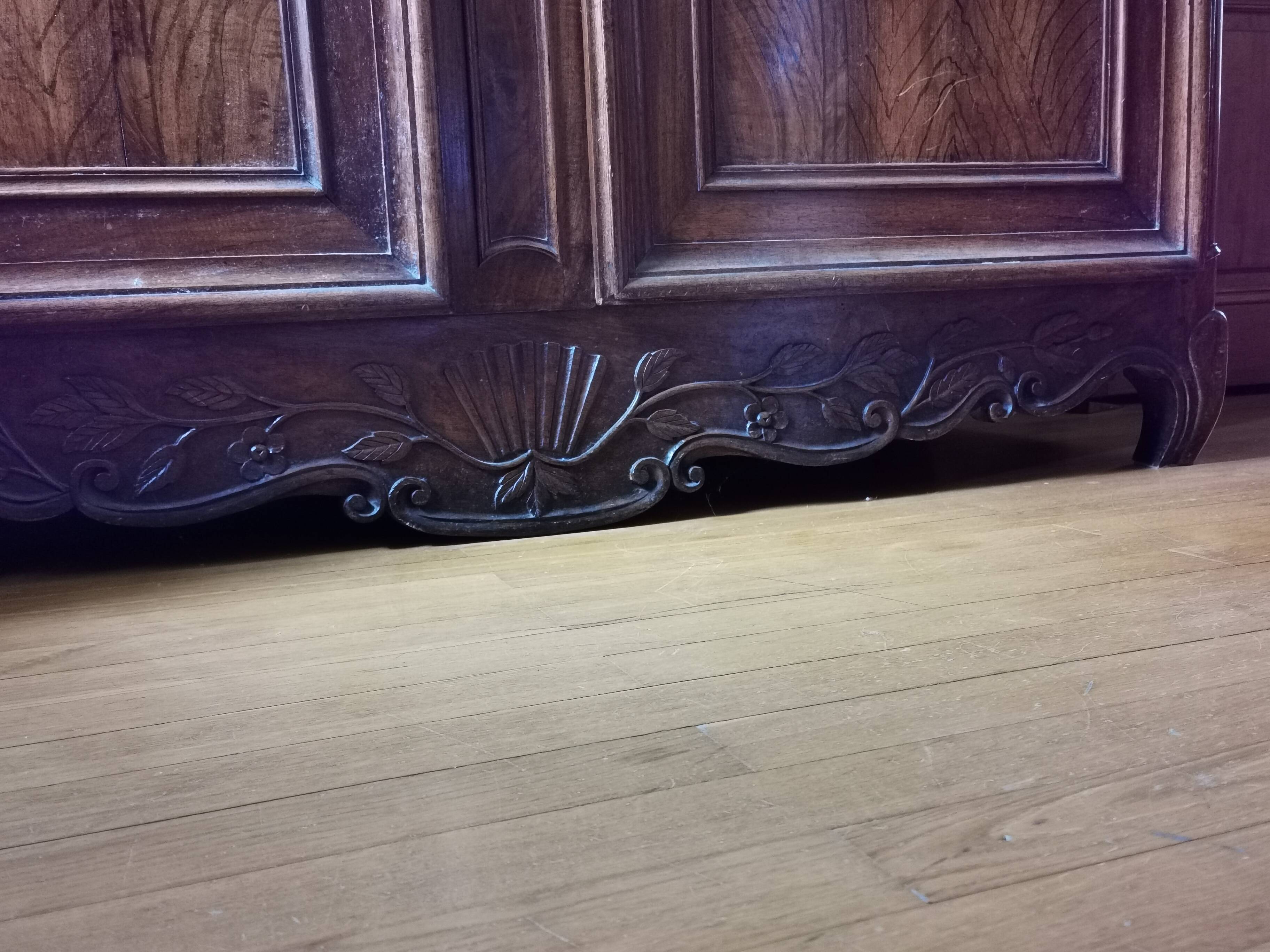 Lyonese walnut wardrobe from the 18th century.