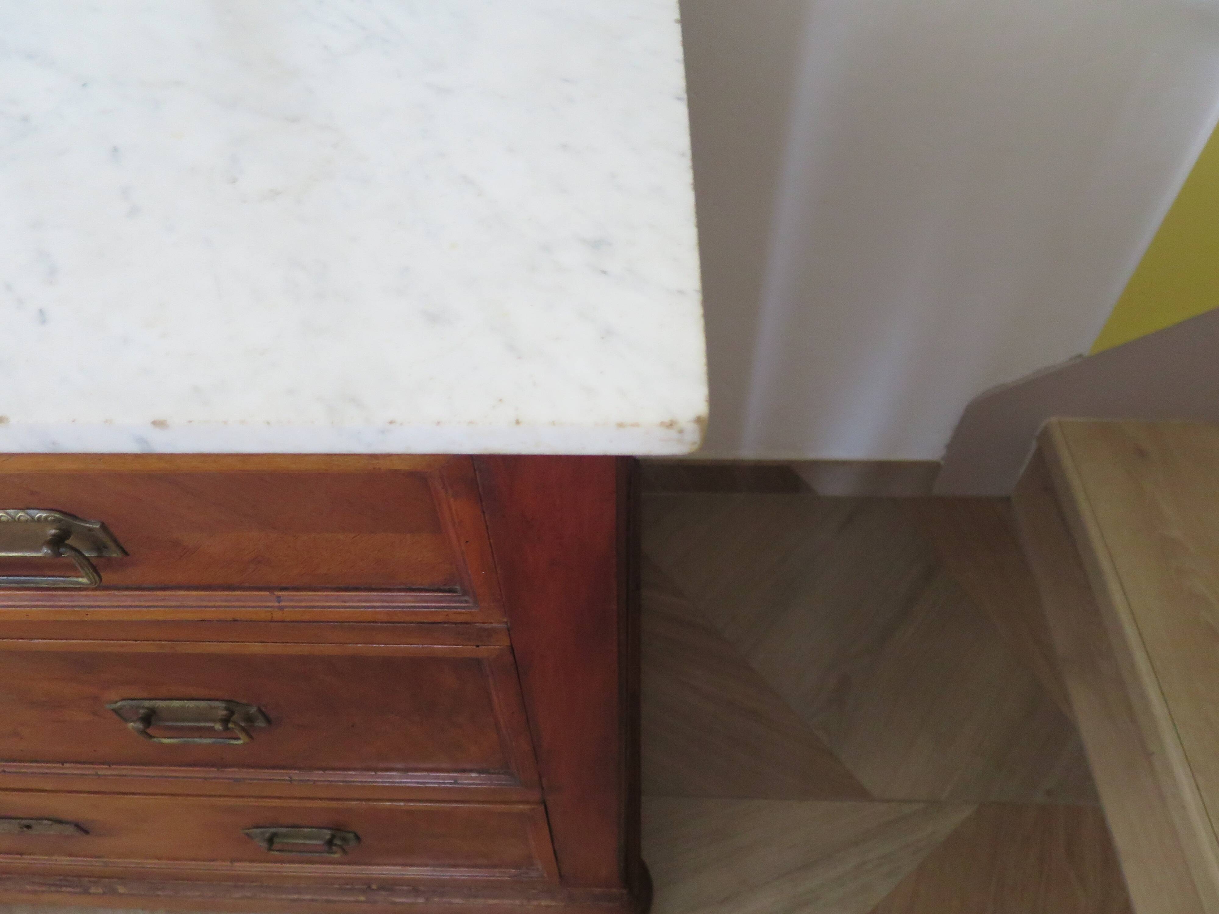 Louis Philippe style chest of drawers with 4 drawers in solid walnut and marble, 1900-1950.