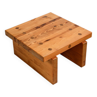 Roland Wilhelmsson coffee table model "Bamse" 1973 in solid pine.