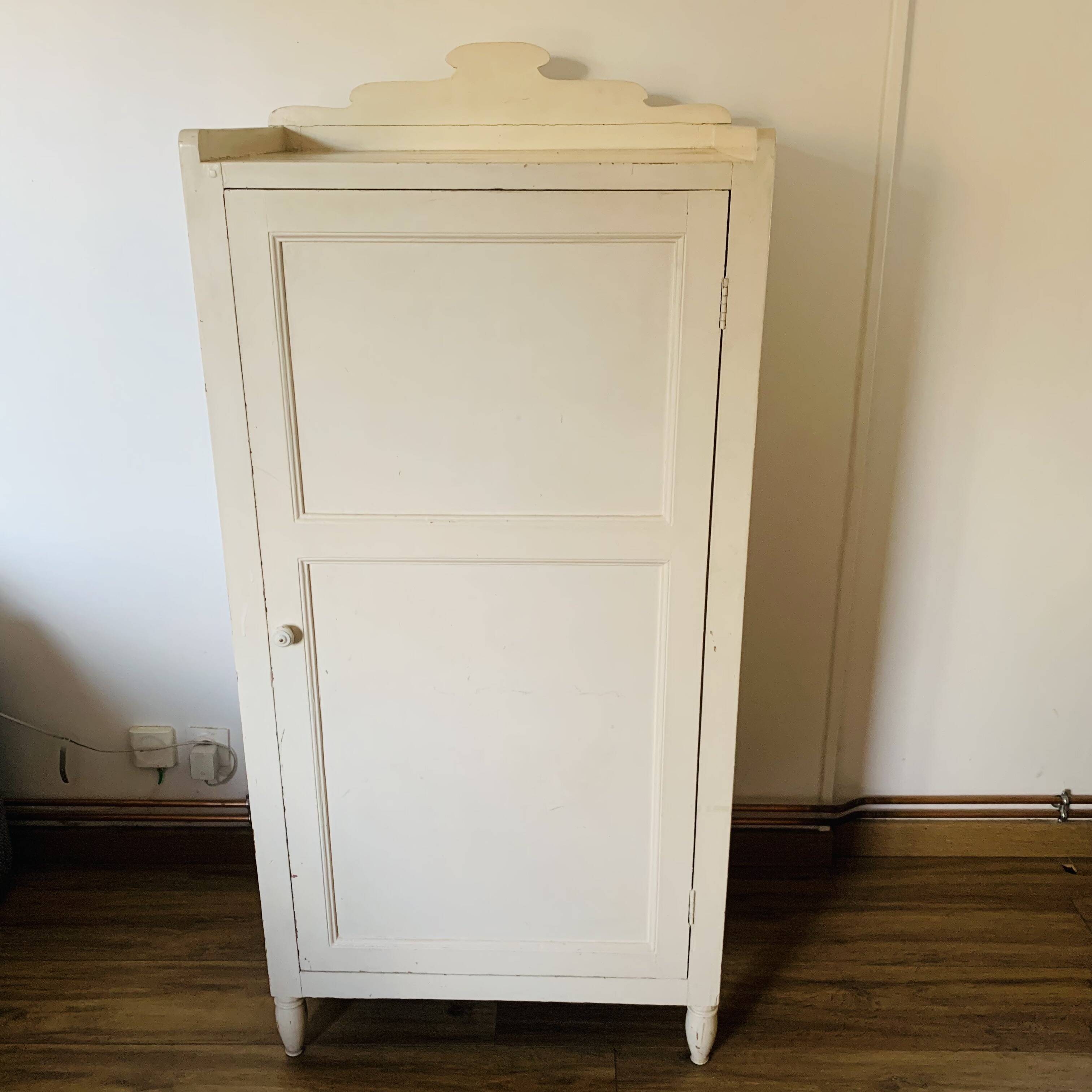 1-door wardrobe with cornice