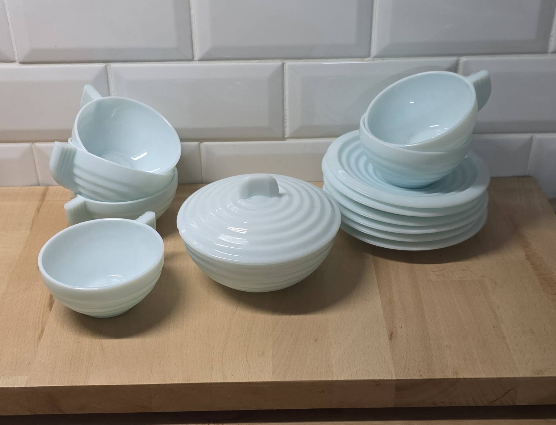 Coffee service in opaline in 1950s Art Deco style.