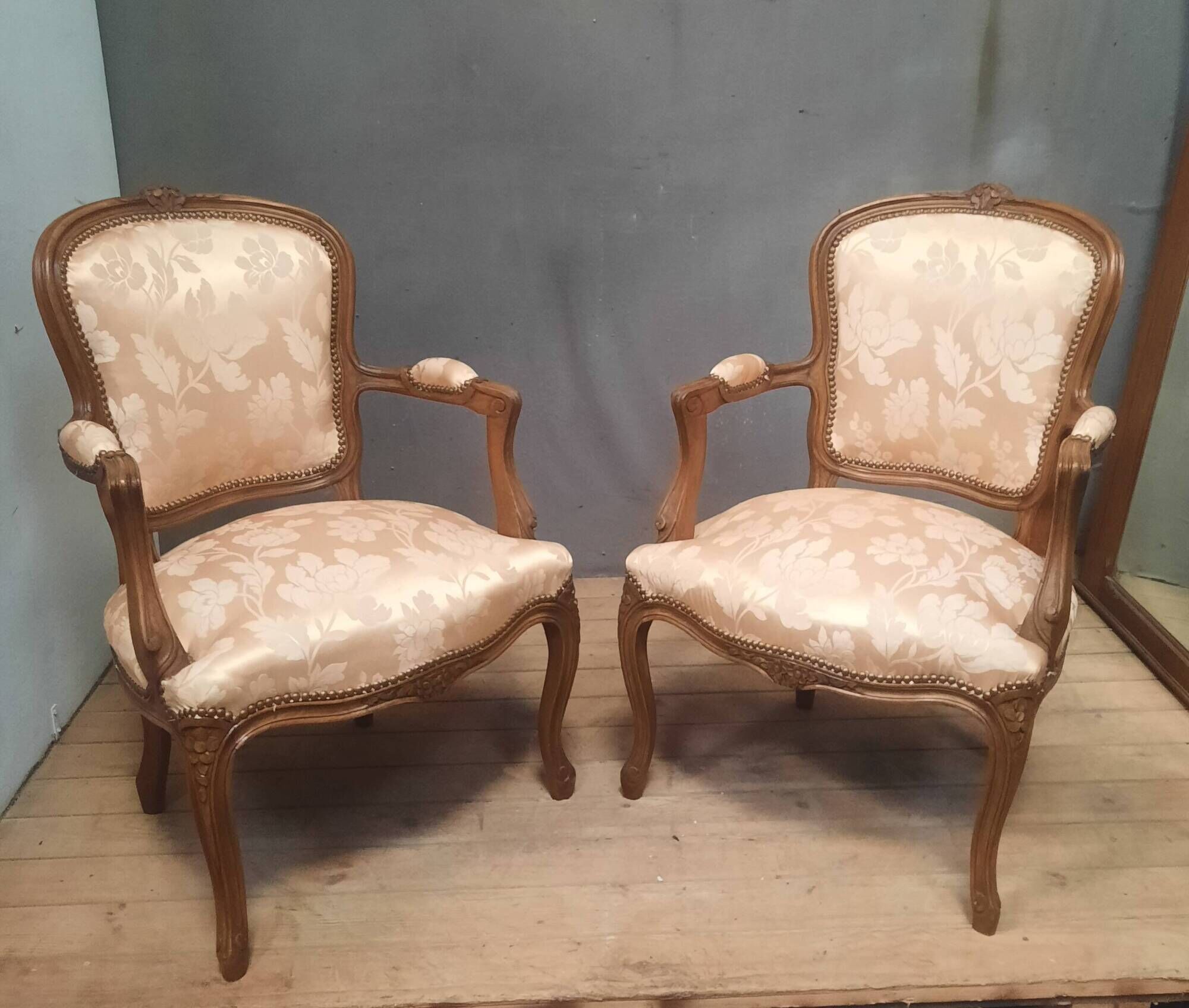 Paire de fauteuils tapissés de style Louis XV