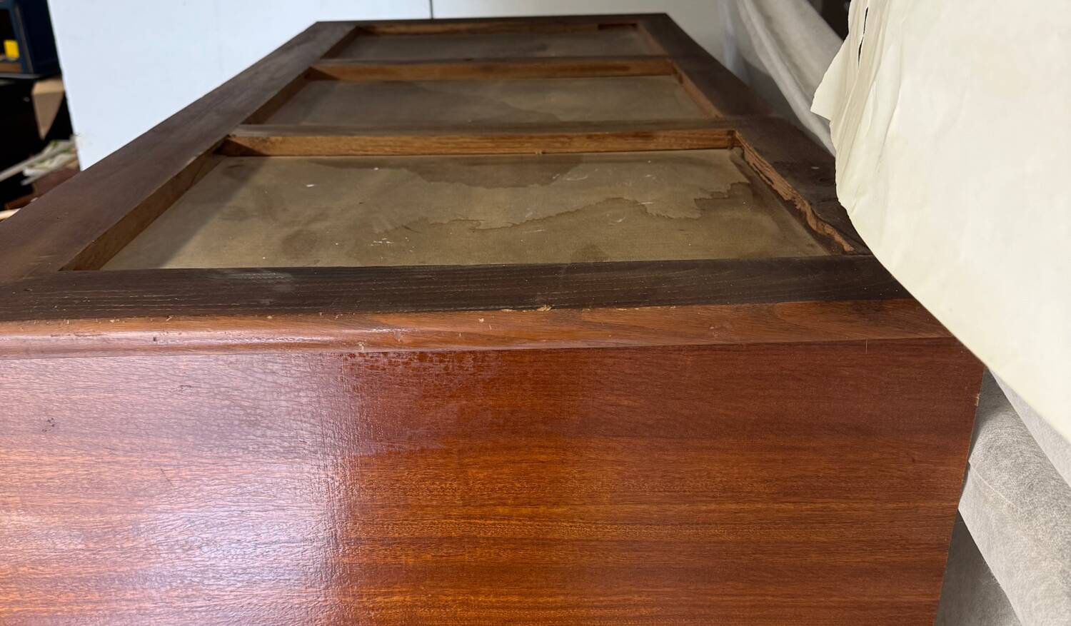 Armoire vintage à pieds compas