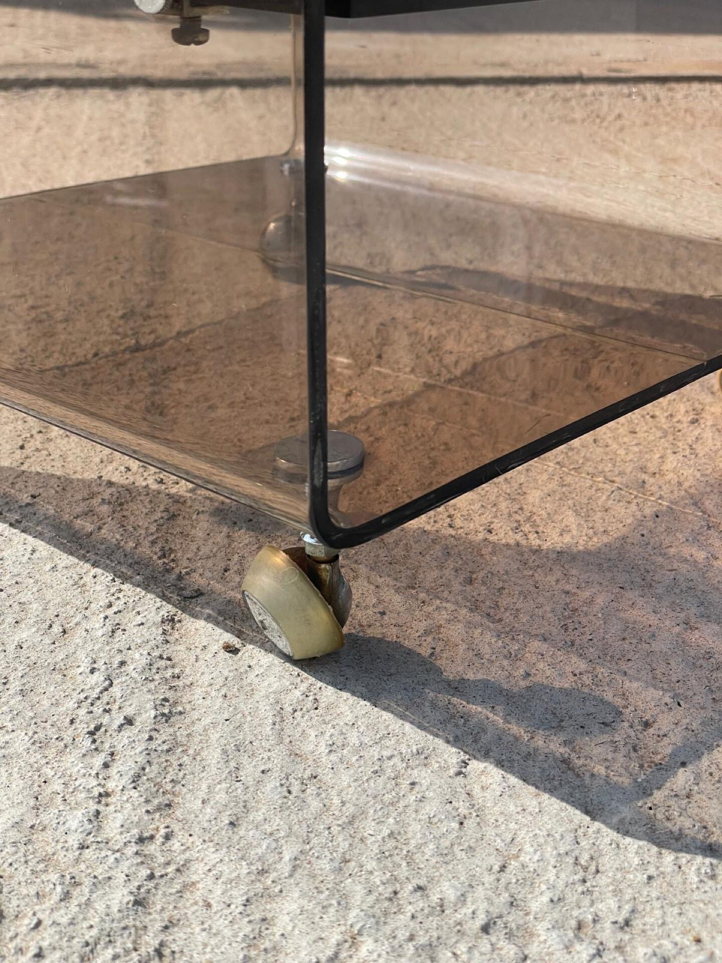 Table d'appoint vintage en plexiglas fumé, probablement des années