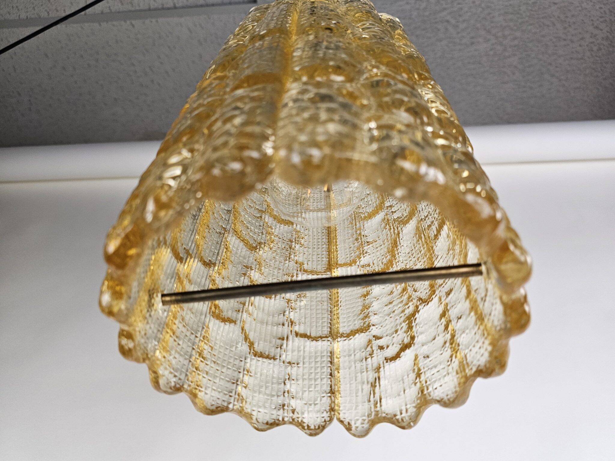 Lampe pendentive en verre doré Orrefors des années 1970