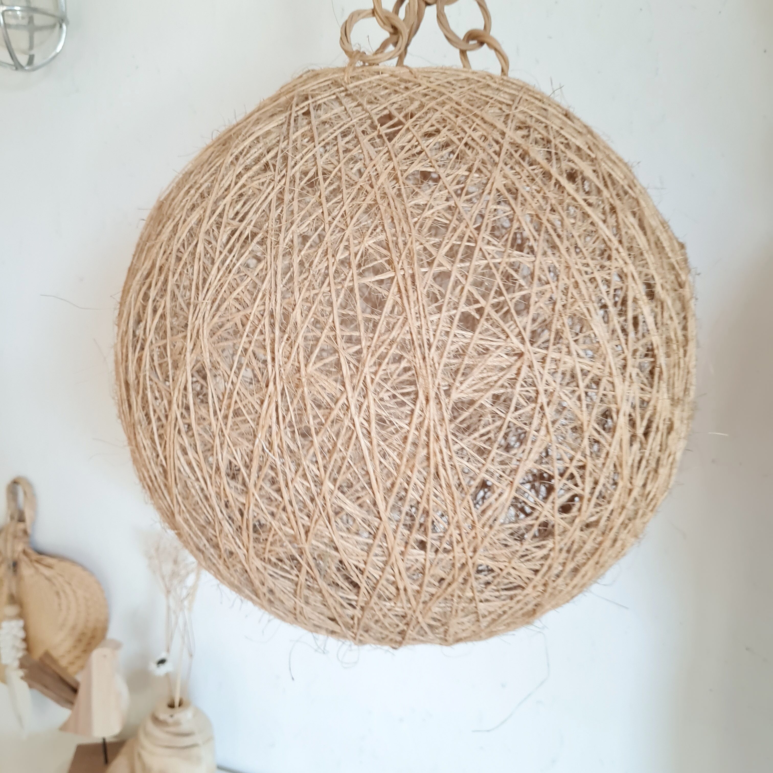 Vintage natural fiber ball suspension