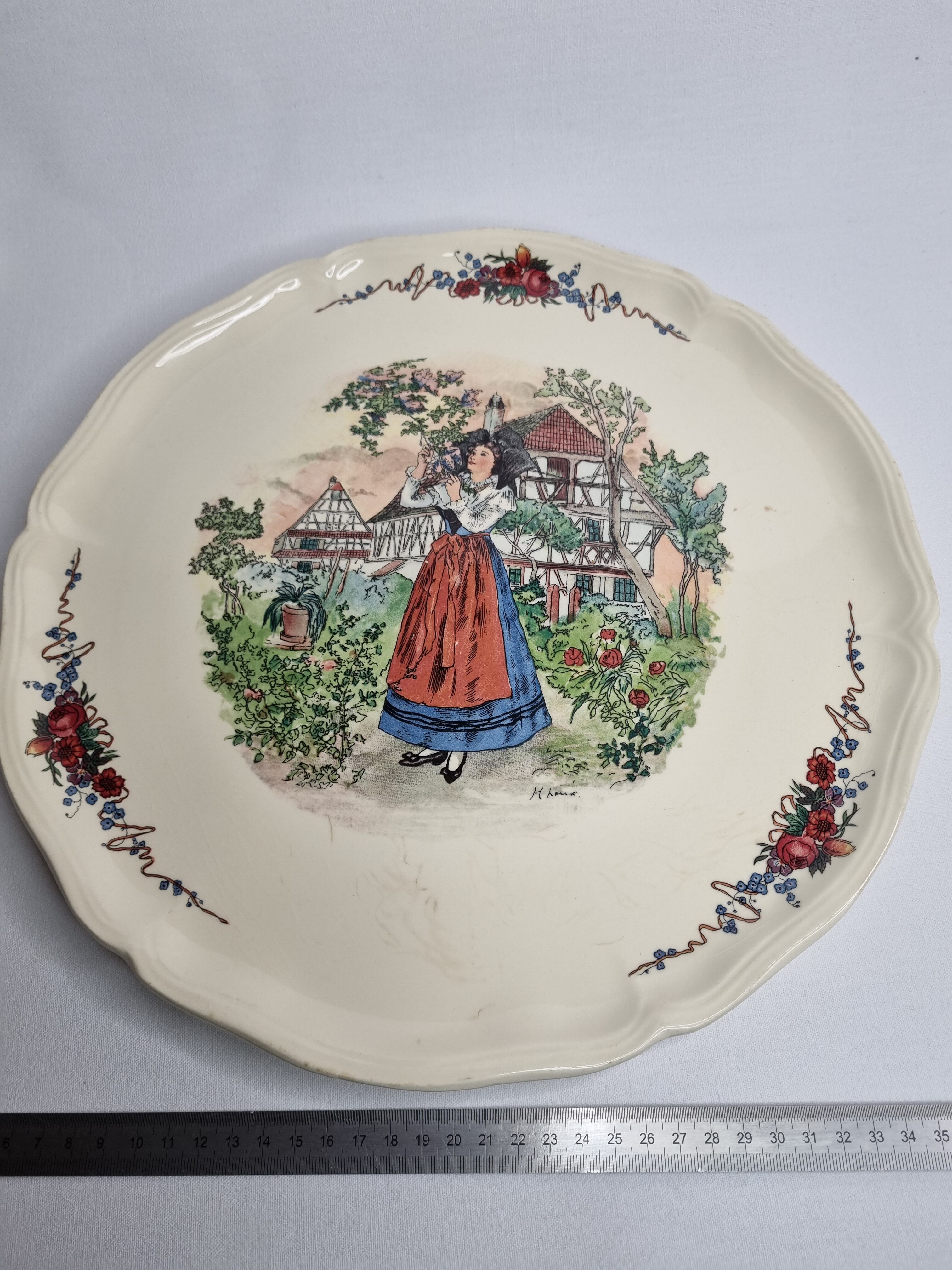 Presentation dish, Sarreguemines, Obernai, Décor Henri Loux, 35 cm