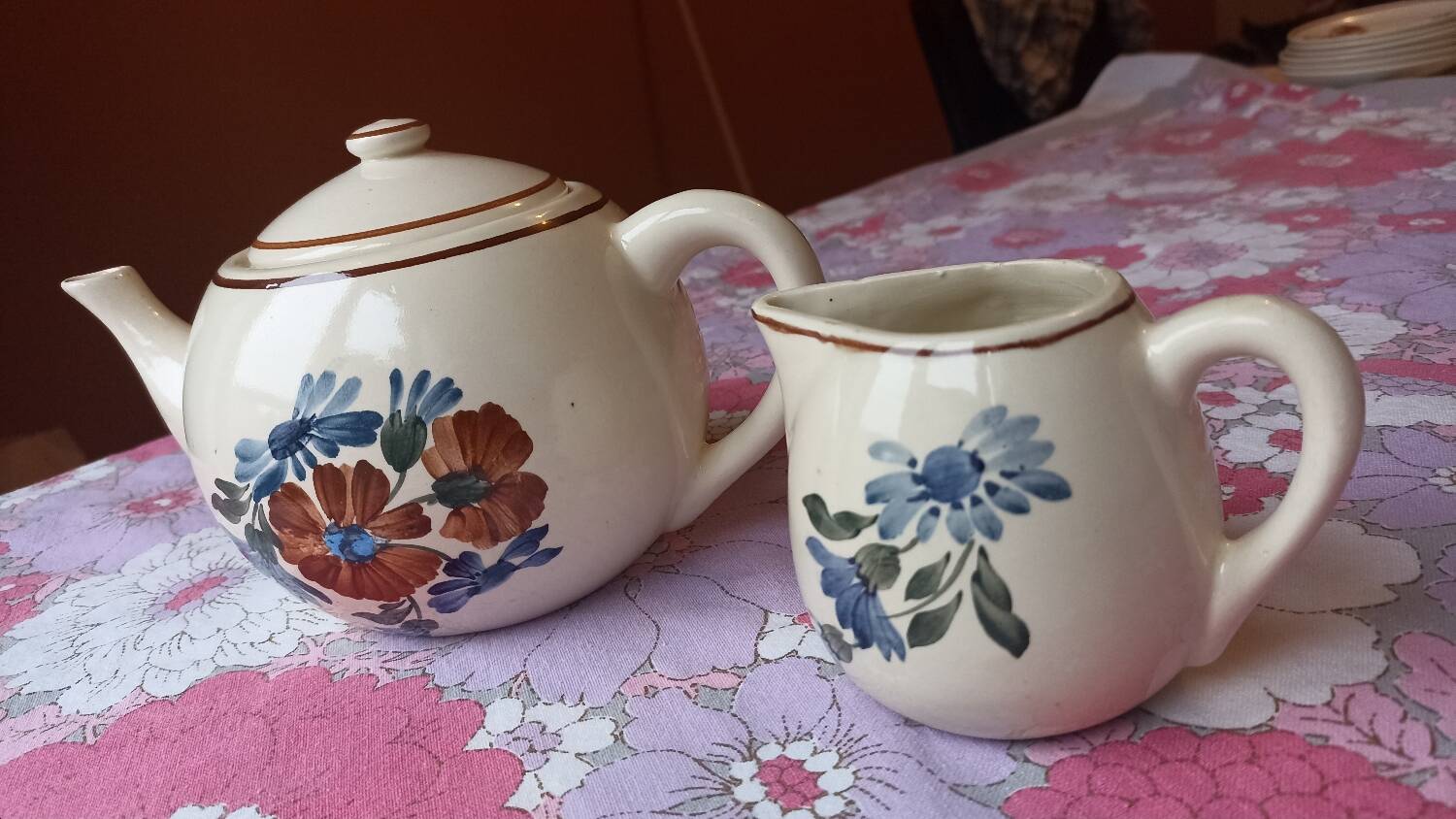 Creil and Montereau Choisy-le-Roi teapot, Antibes model