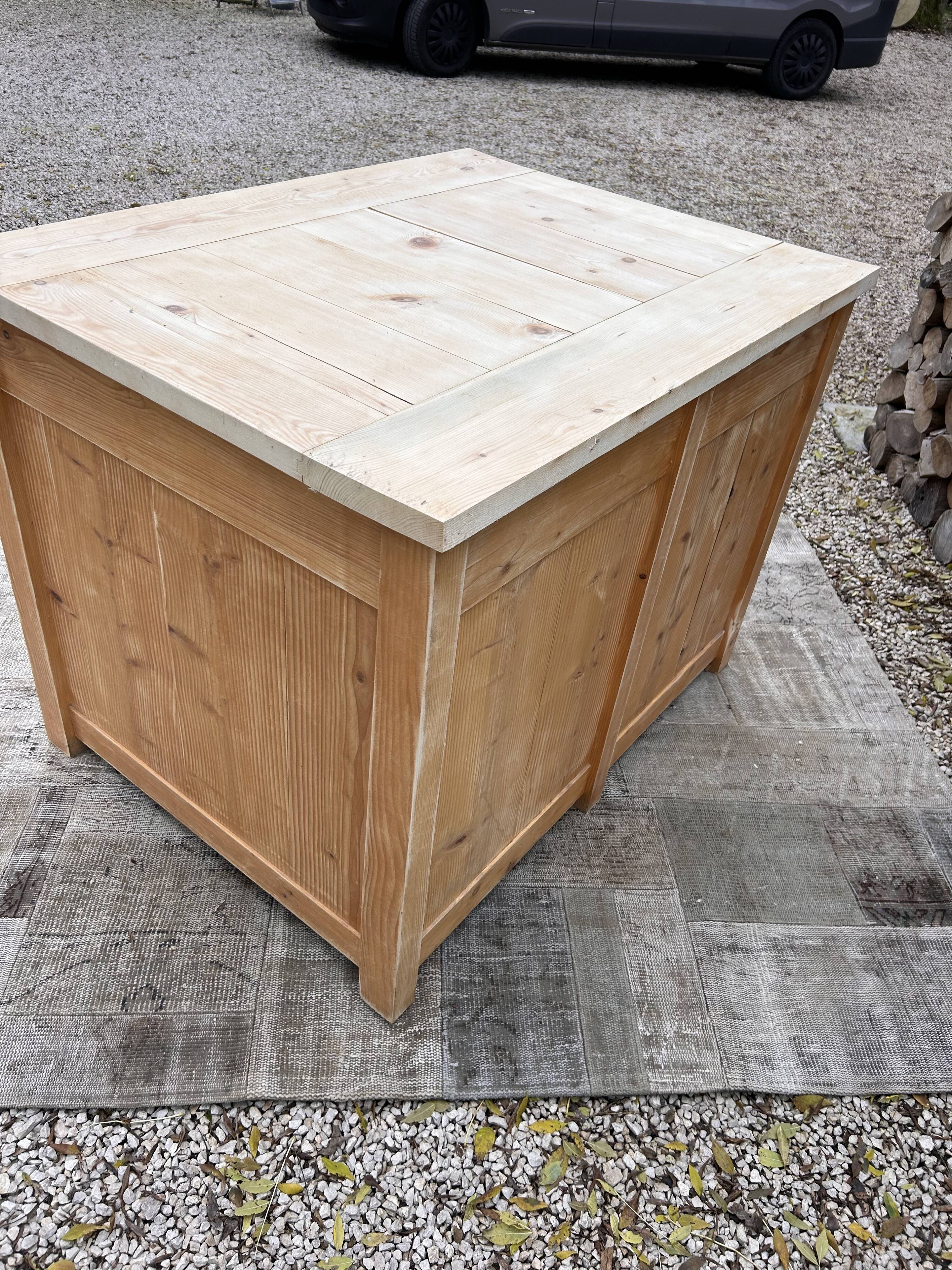 Central island / Saucepan storage unit