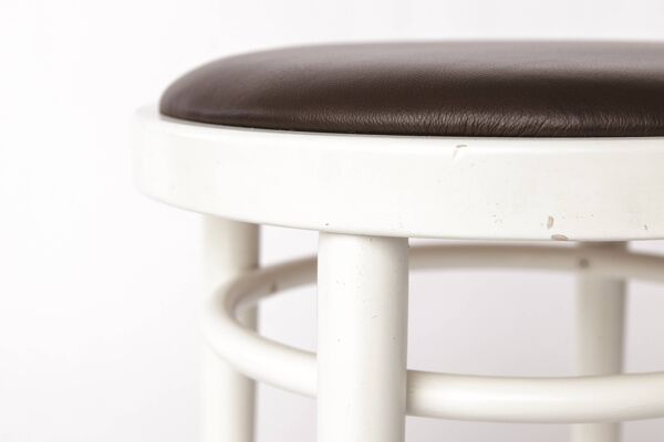 Tabouret Thonet vintage – Bois laqué blanc et cuir marron – Années 1990-2000