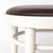 Tabouret Thonet vintage – Bois laqué blanc et cuir marron – Années 1990-2000