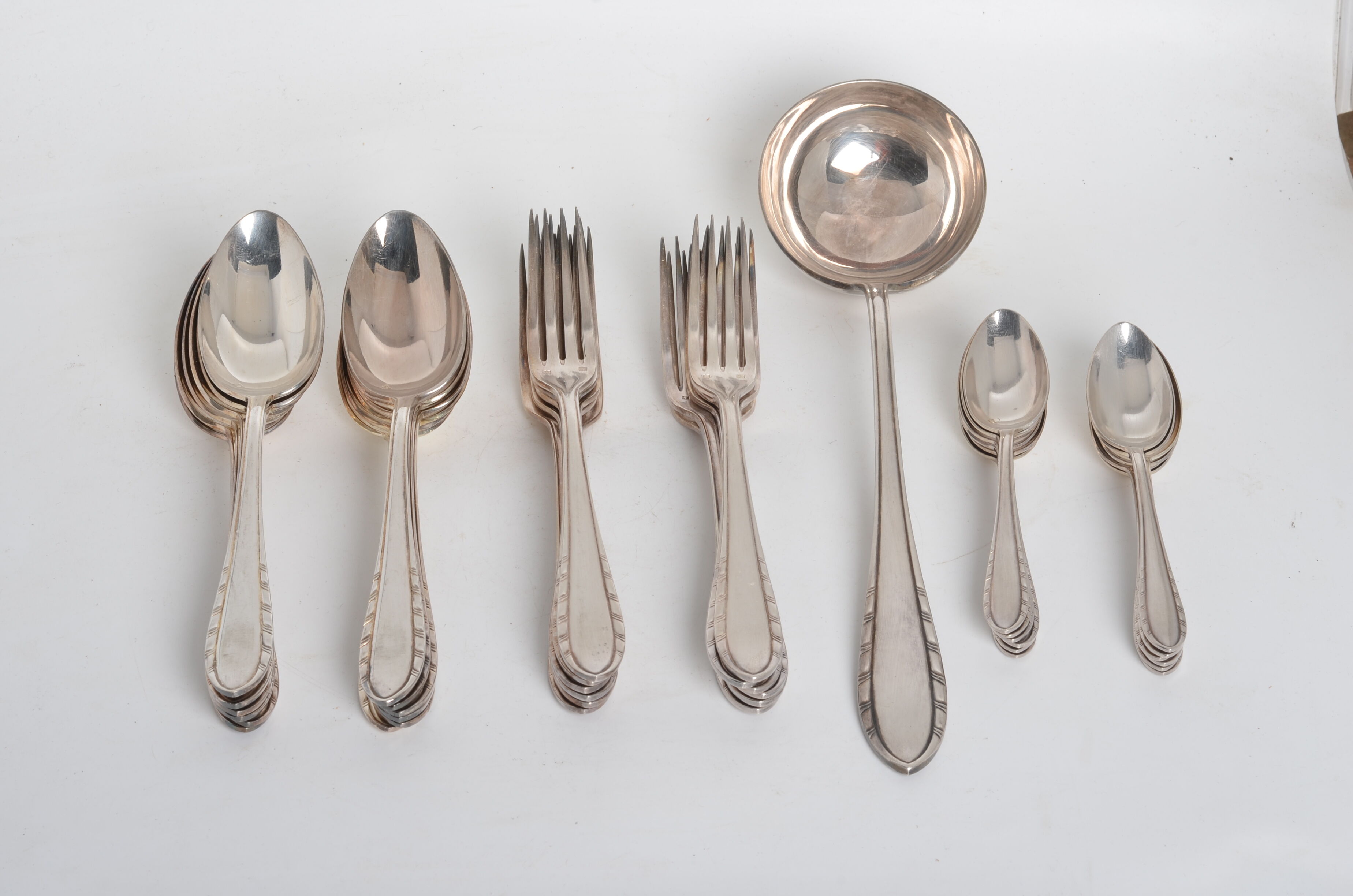 Silver metal housewife 37 pieces art nouveau
