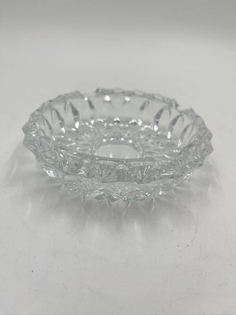 Cendrier rond en verre moulé en relief