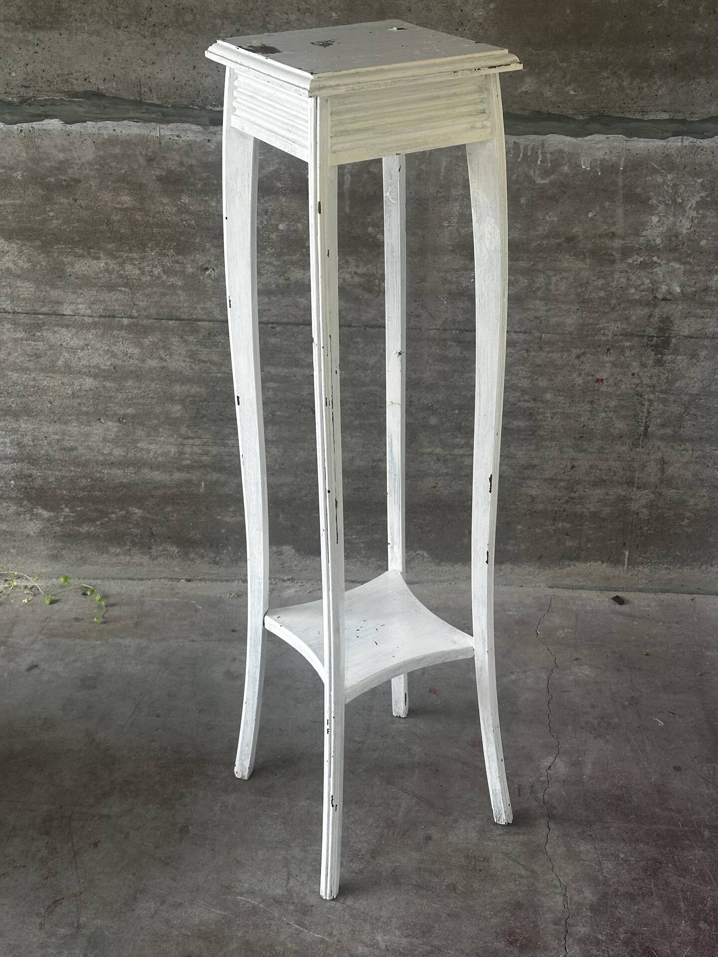Sellette ancienne en bois peint blanc – H 110 cm