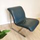 Fauteuil lounge vintage en cuir bleu marine : structure tubulaire chromée, style italien futuriste.
