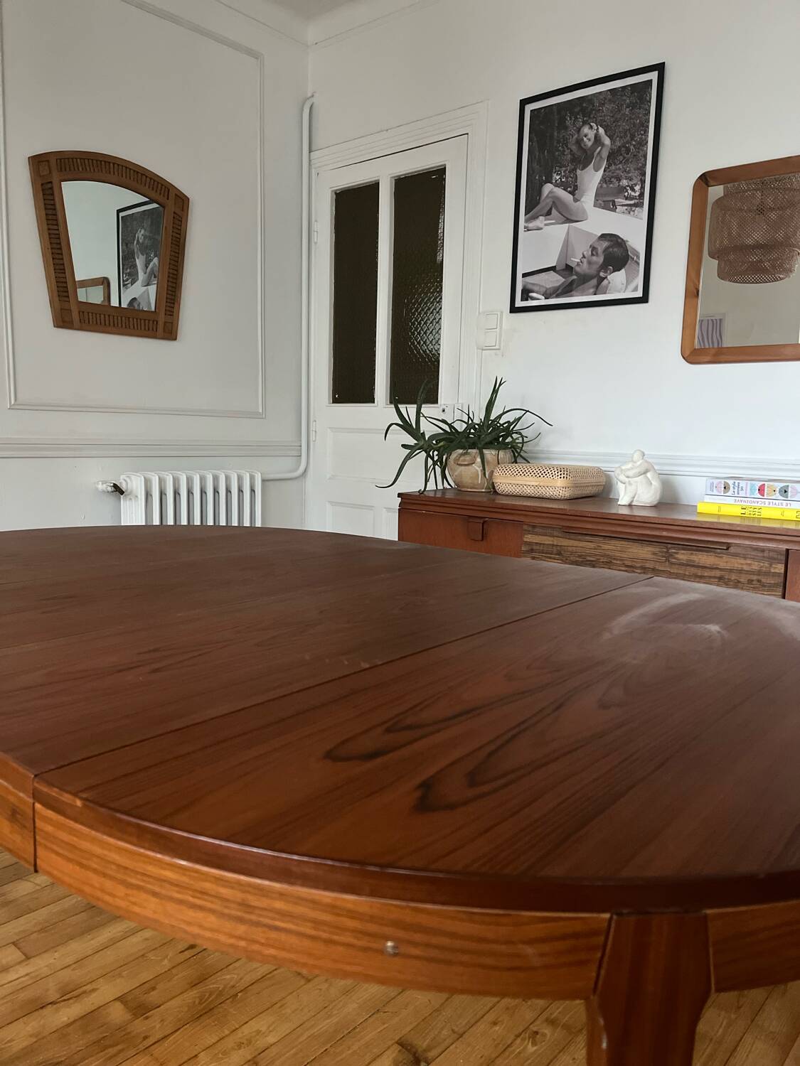 Round extendable rosewood table from the 70s