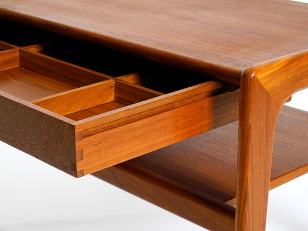 Table d'appoint en teck danois des années 60 avec tiroir par Salin Nyborg, vers les années 1960.