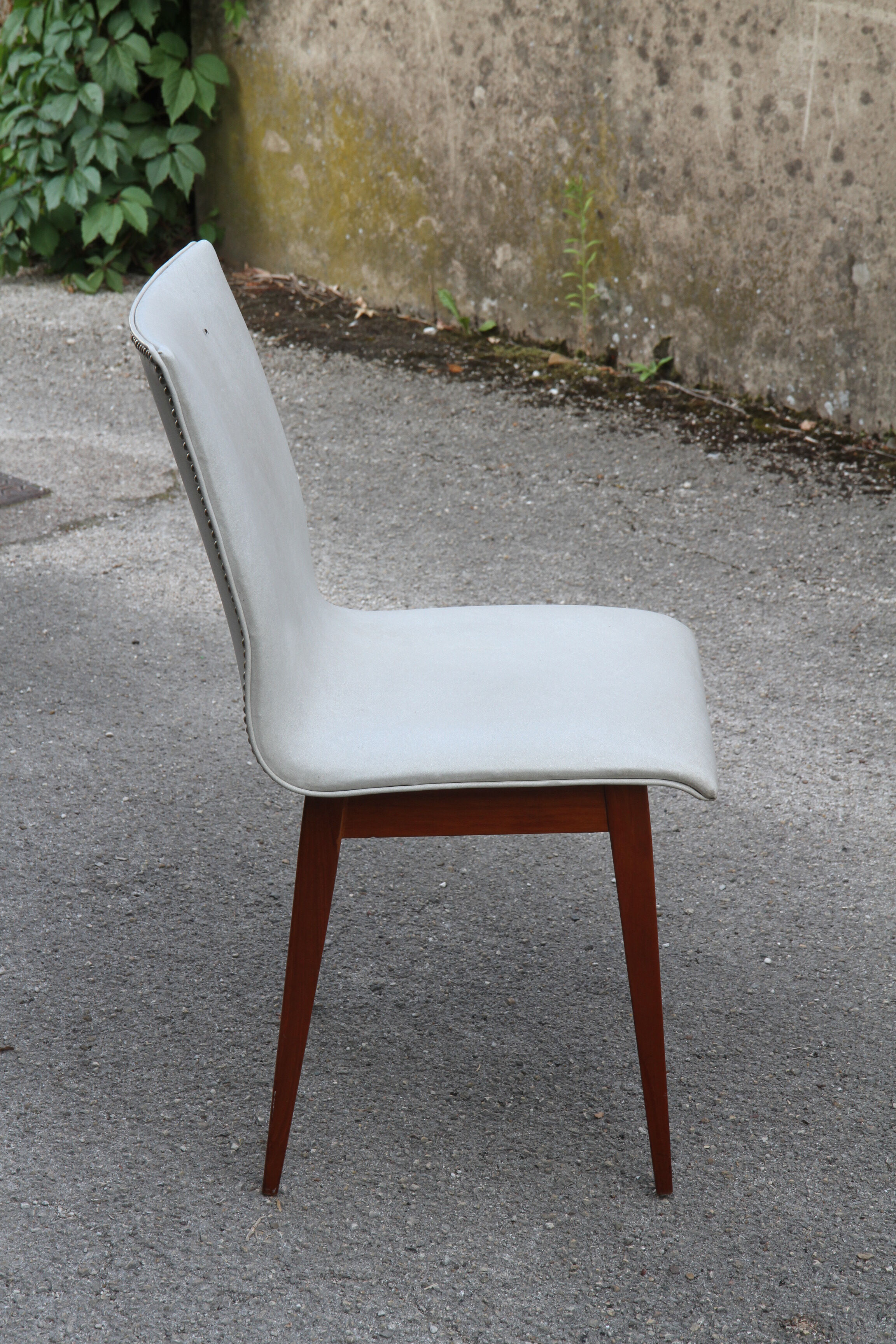 Lot de 4 chaises en simili cuir des années 1950