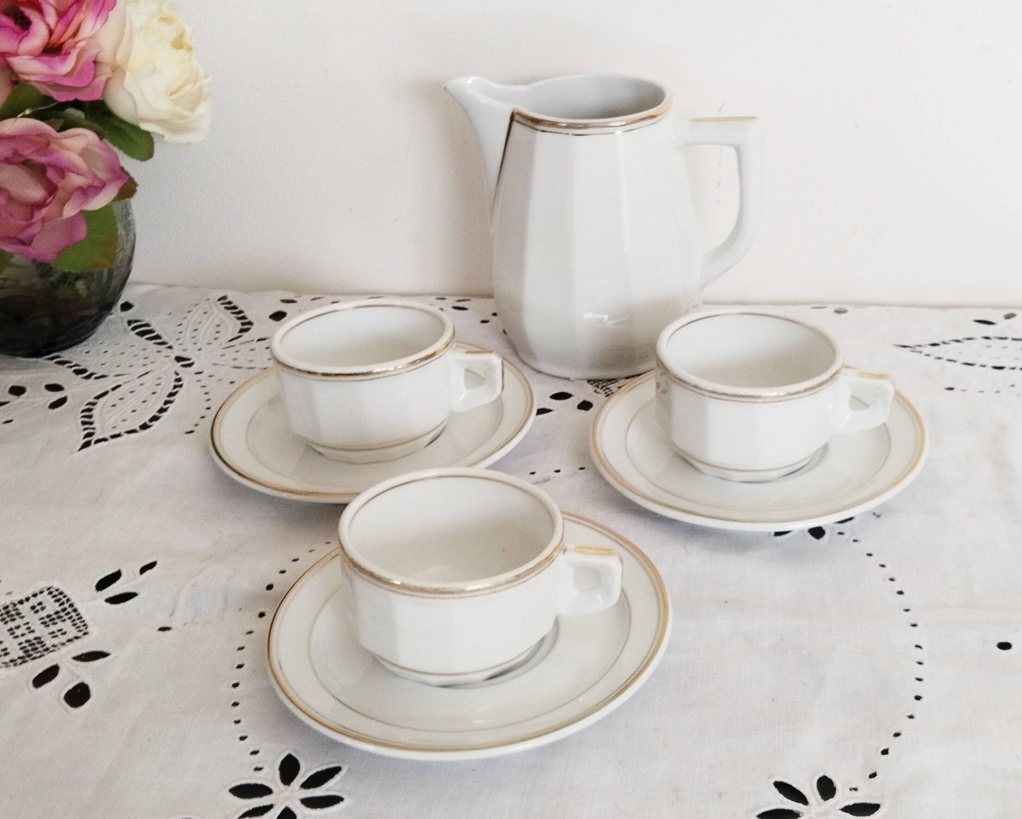 Set of 3 white and gold bistro coffee cups and coffee pot, in porcelain