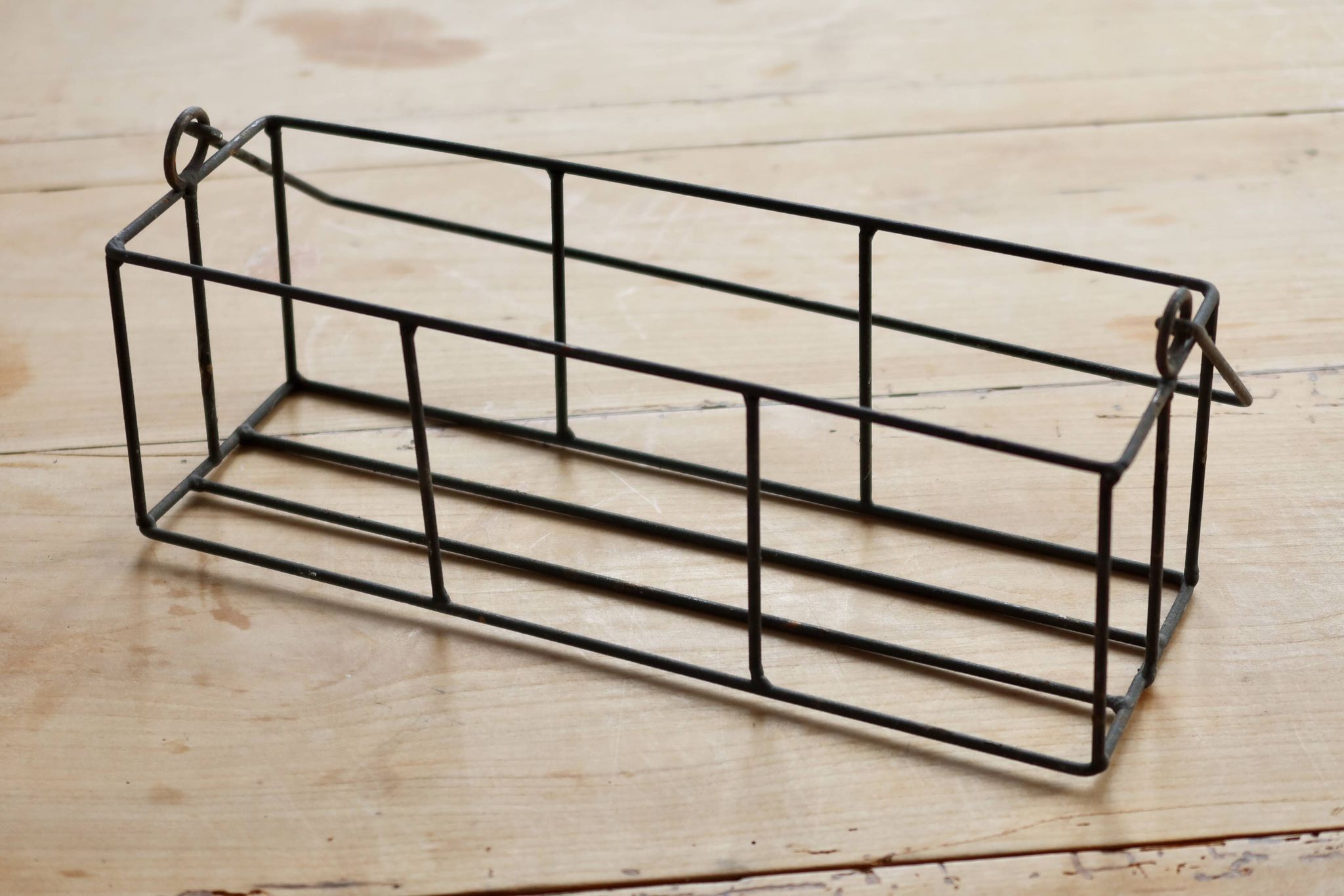 Panier rectangulaire en métal à structure filaire, doté d’une anse mobile e