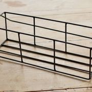 Panier rectangulaire en métal à structure filaire, doté d’une anse mobile e
