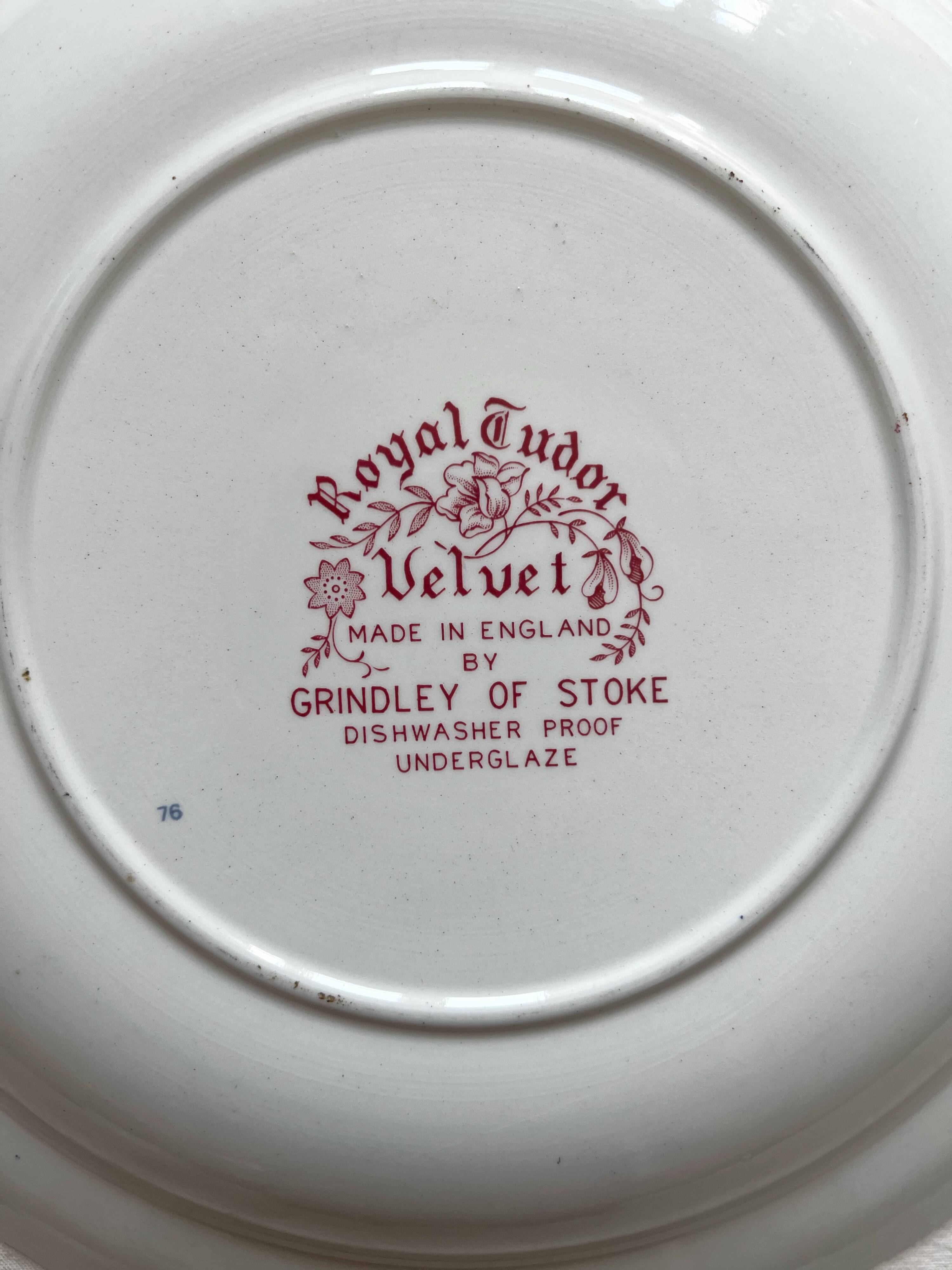 Hollow dish in English earthenware Royal Tudor Velvet