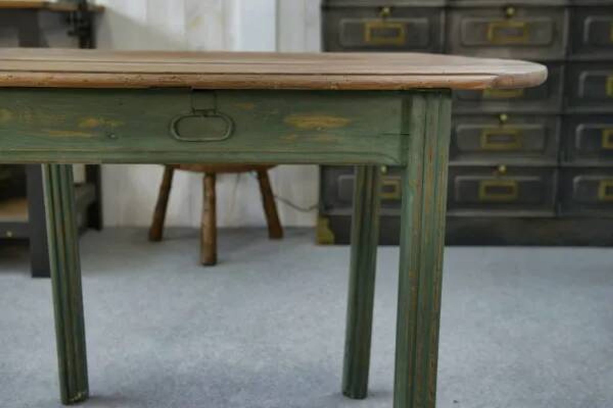 Table en pin piètement patiné vert 1960’s