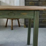 Table en pin piètement patiné vert 1960’s