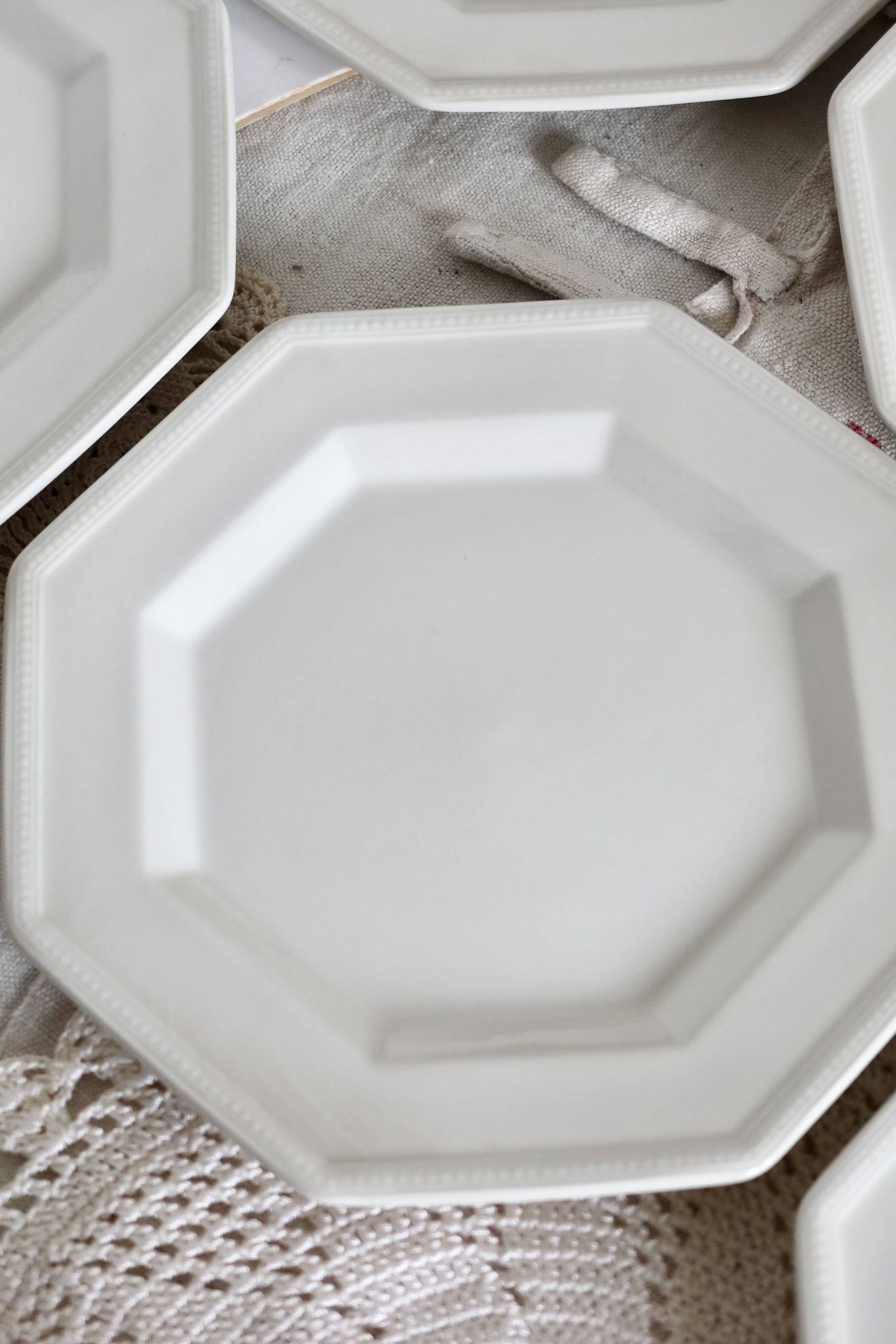 6 assiettes à dessert vintage octogonales à décor perlé, Johnson Brothers