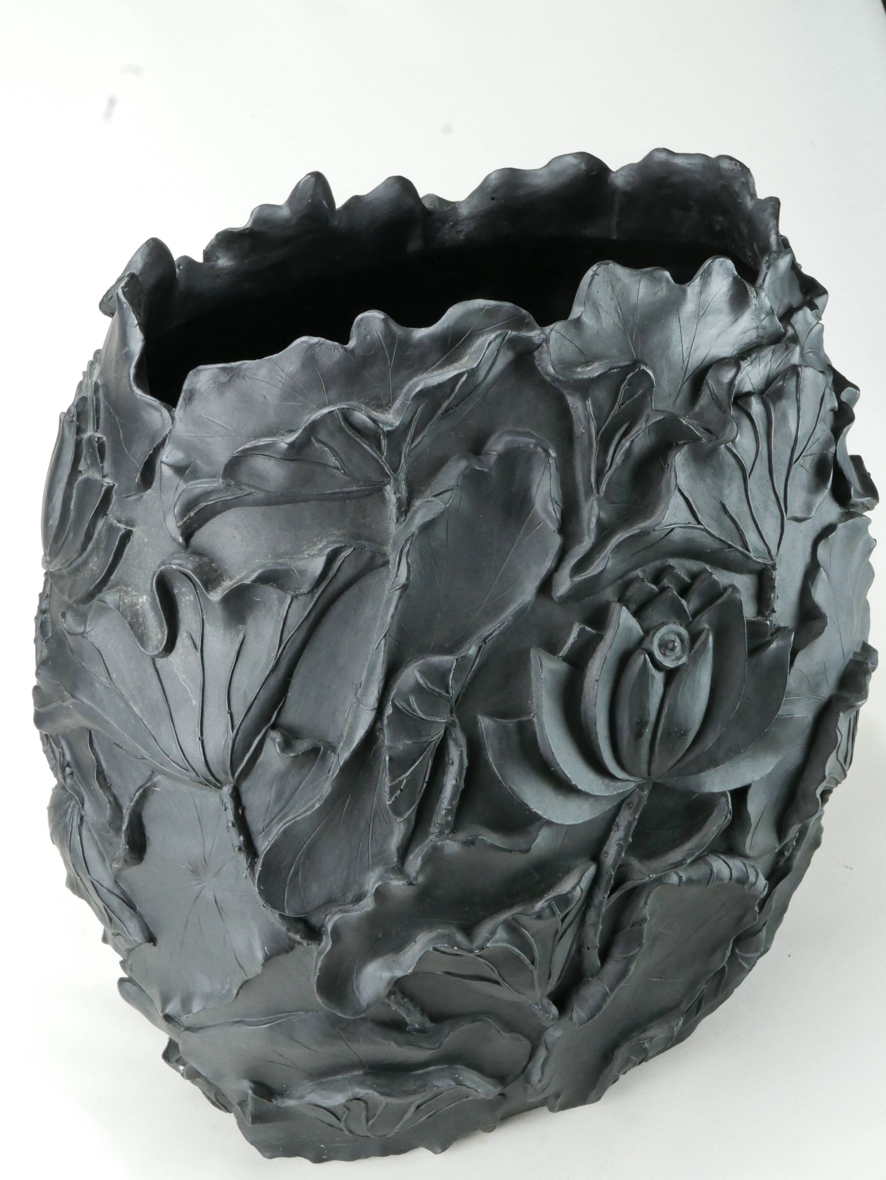 Black resin vase Lotus publisher VGnewtrend
