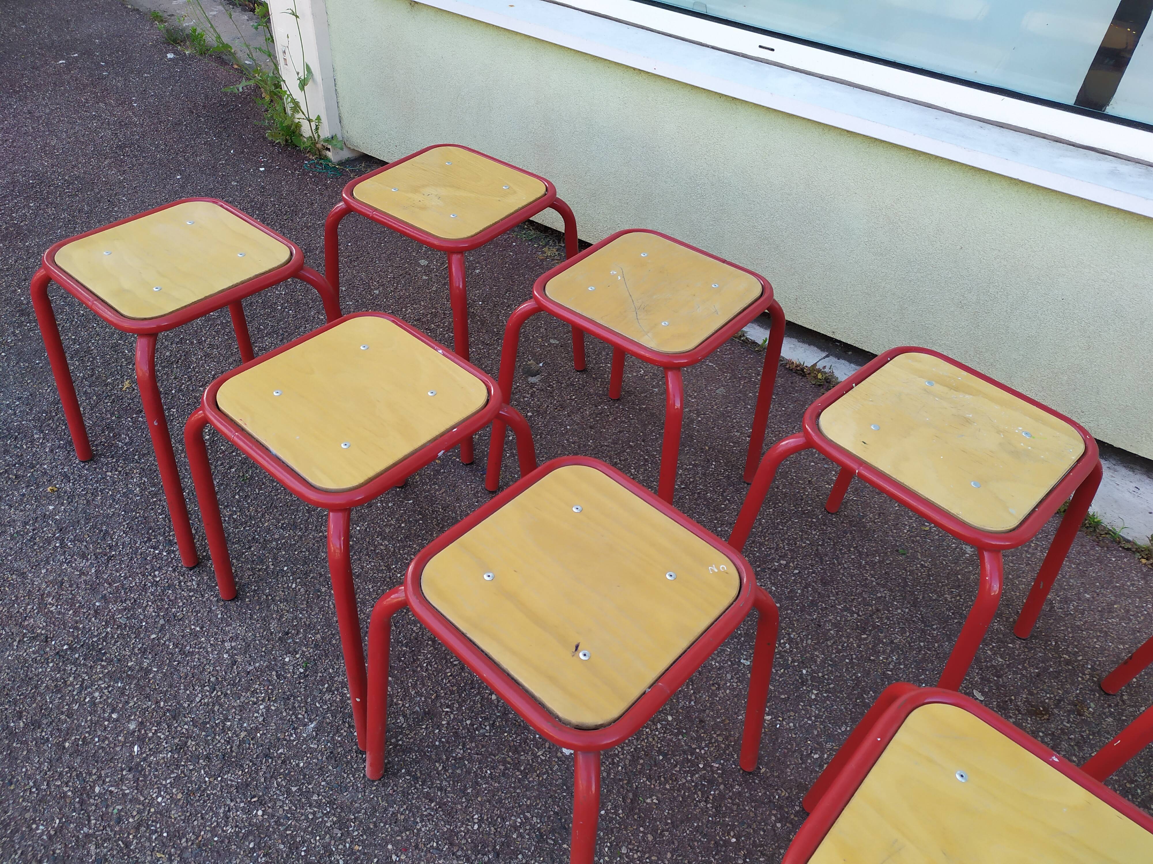 Lot de 10 tabouret bas carré en métal rouge - bois - atelier - industriel