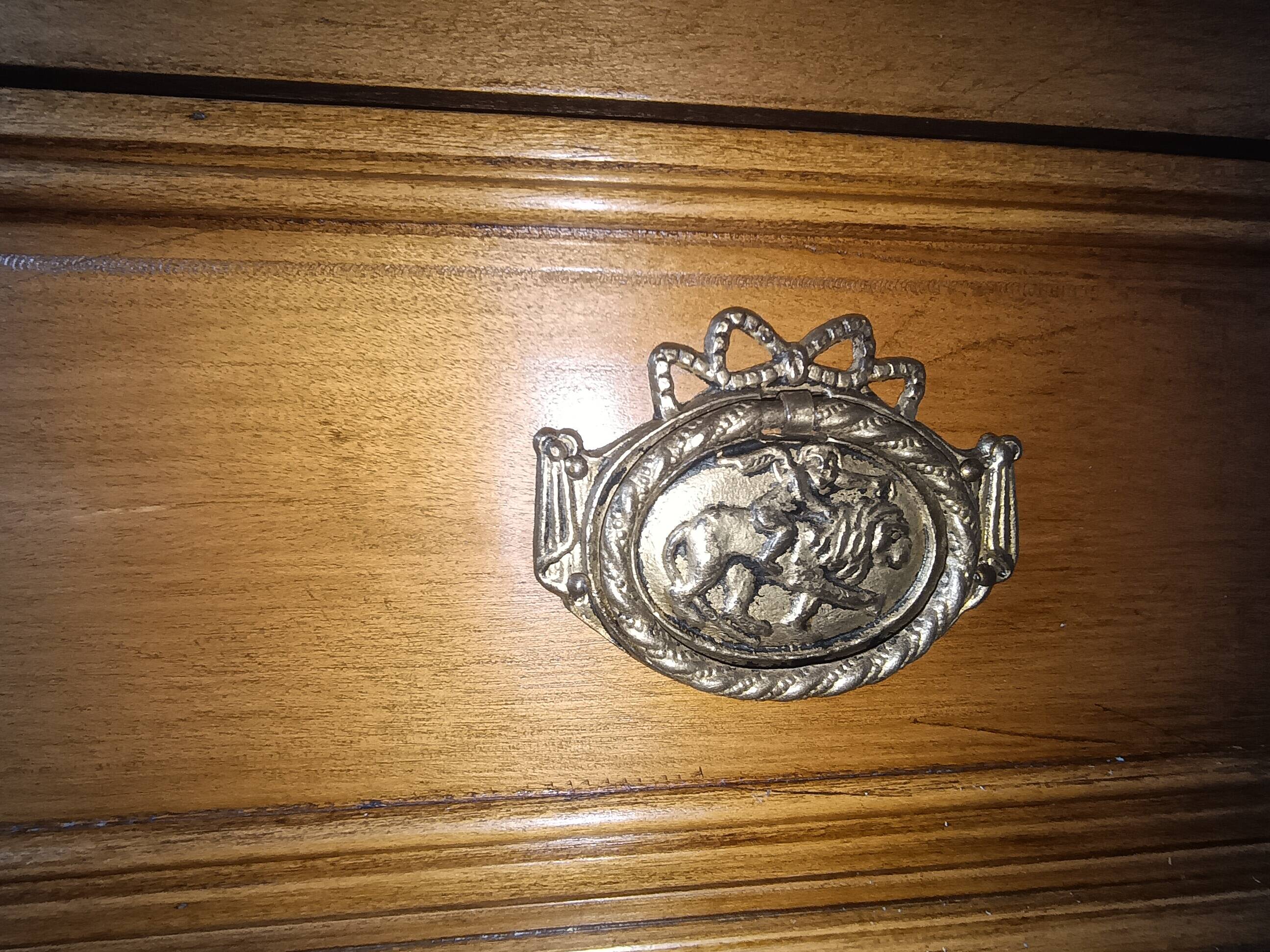 Commode de style Louis XVI ouvrant à trois tiroirs.