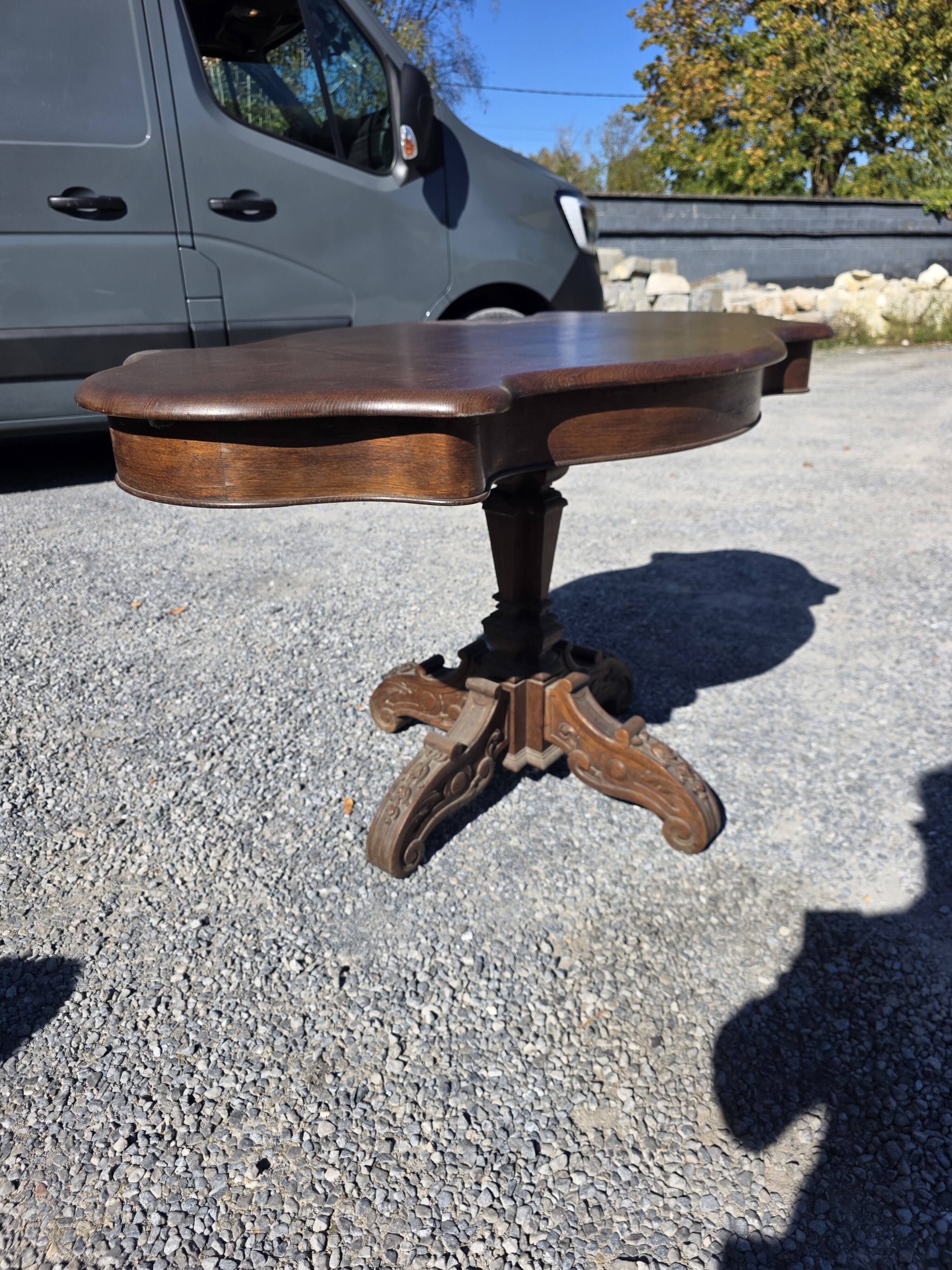 Antique round table in solid oak