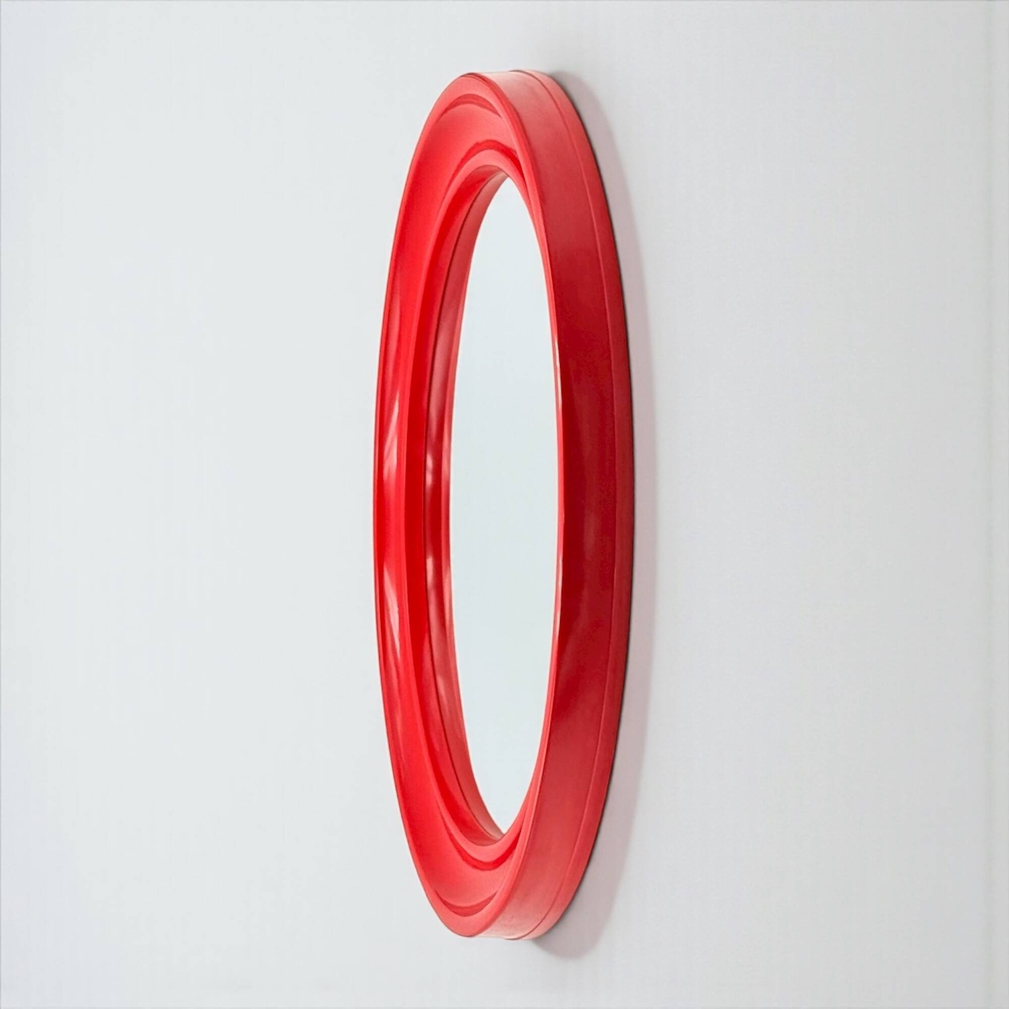 Miroir ovale en bakélite rouge de Carrara & Matta, Italie, années 1970