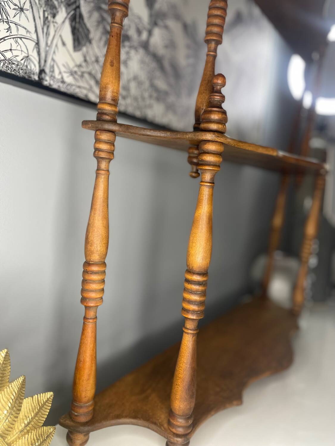 Étagère en bois tourné