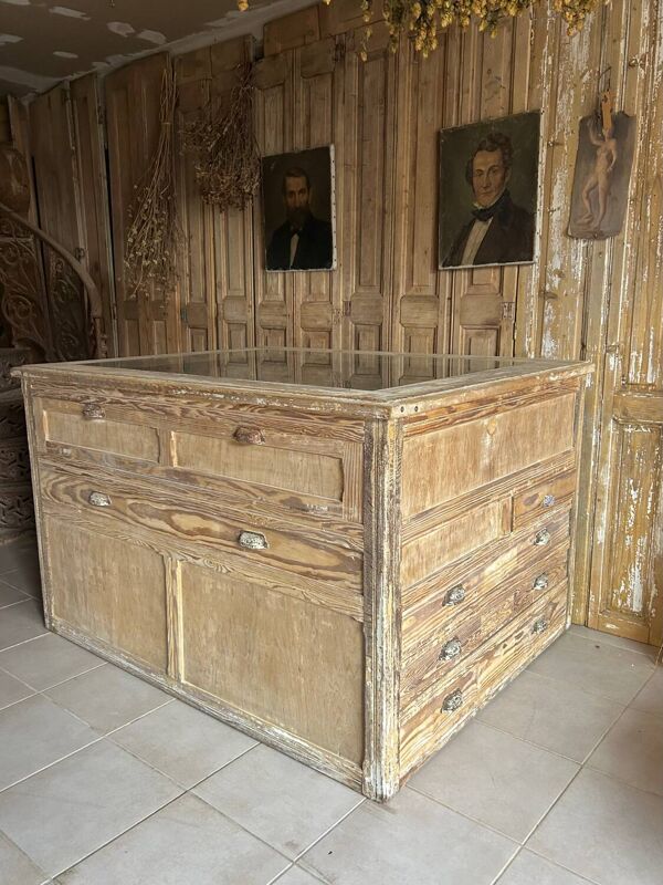 Meuble de métier ancien à vitrine, comptoir central d’exposition avec