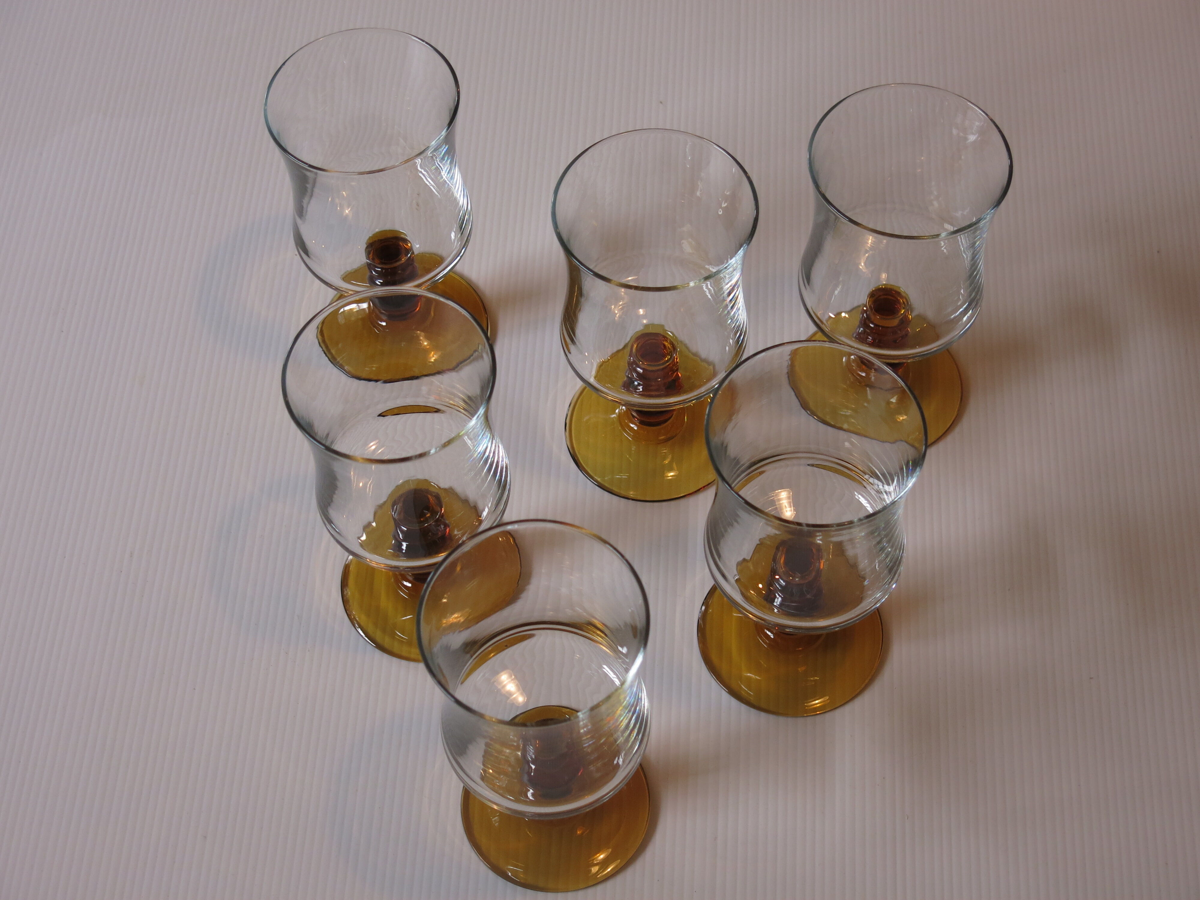 6 vintage stemmed glasses in very good condition